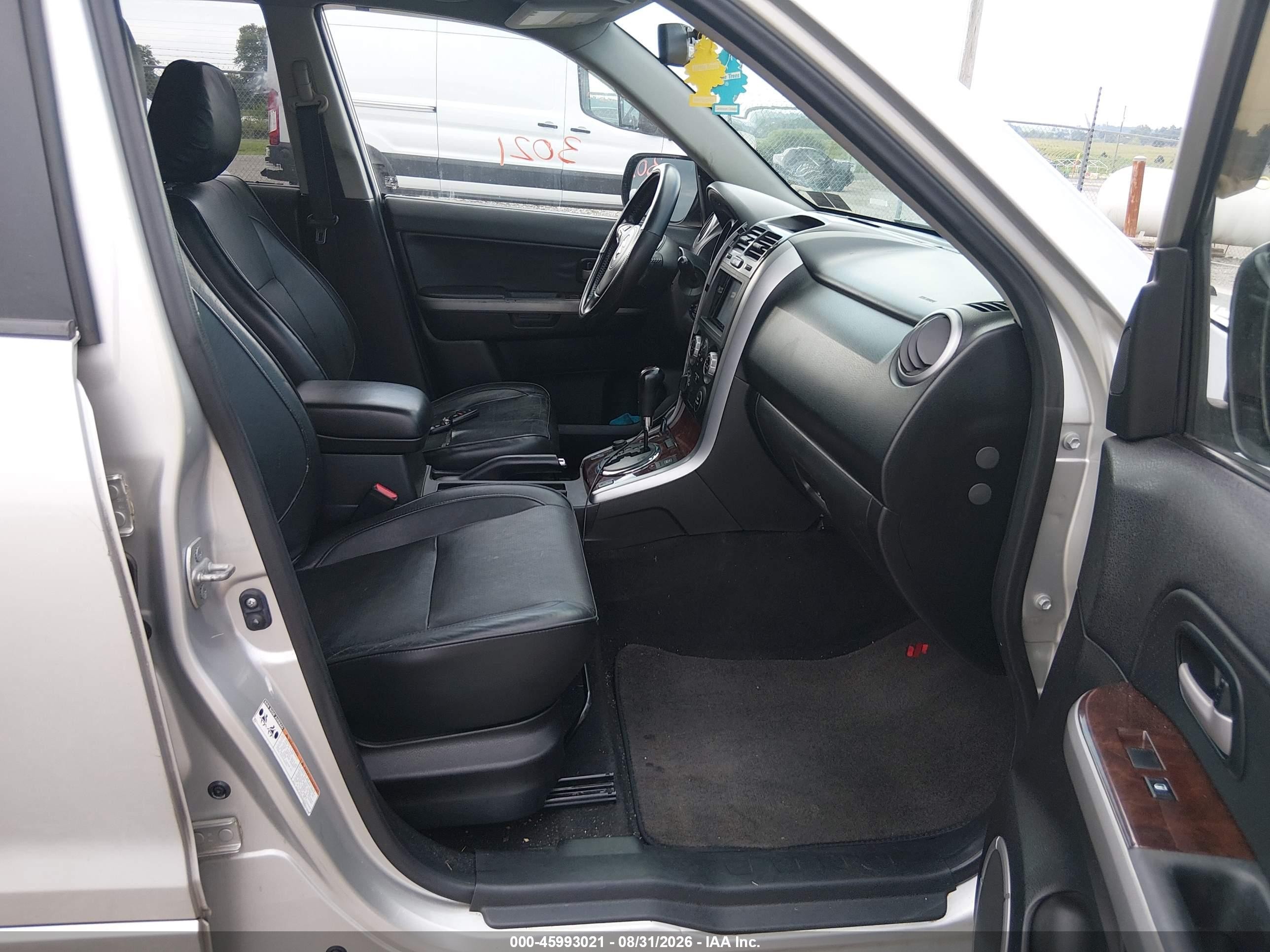 2007 Suzuki Grand Vitara Luxury Silver vin: JS3TD947474200252