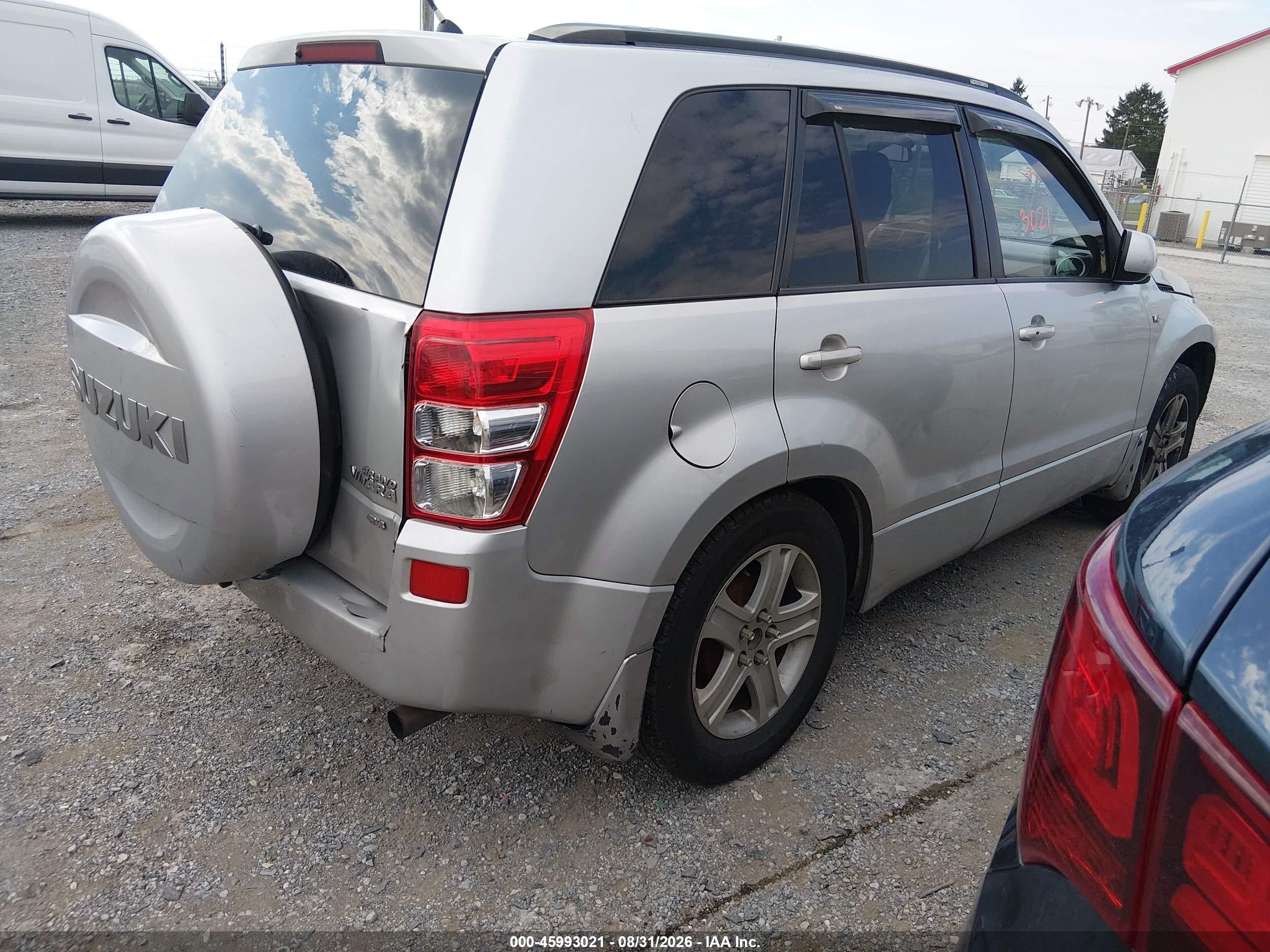 2007 Suzuki Grand Vitara Luxury Silver vin: JS3TD947474200252
