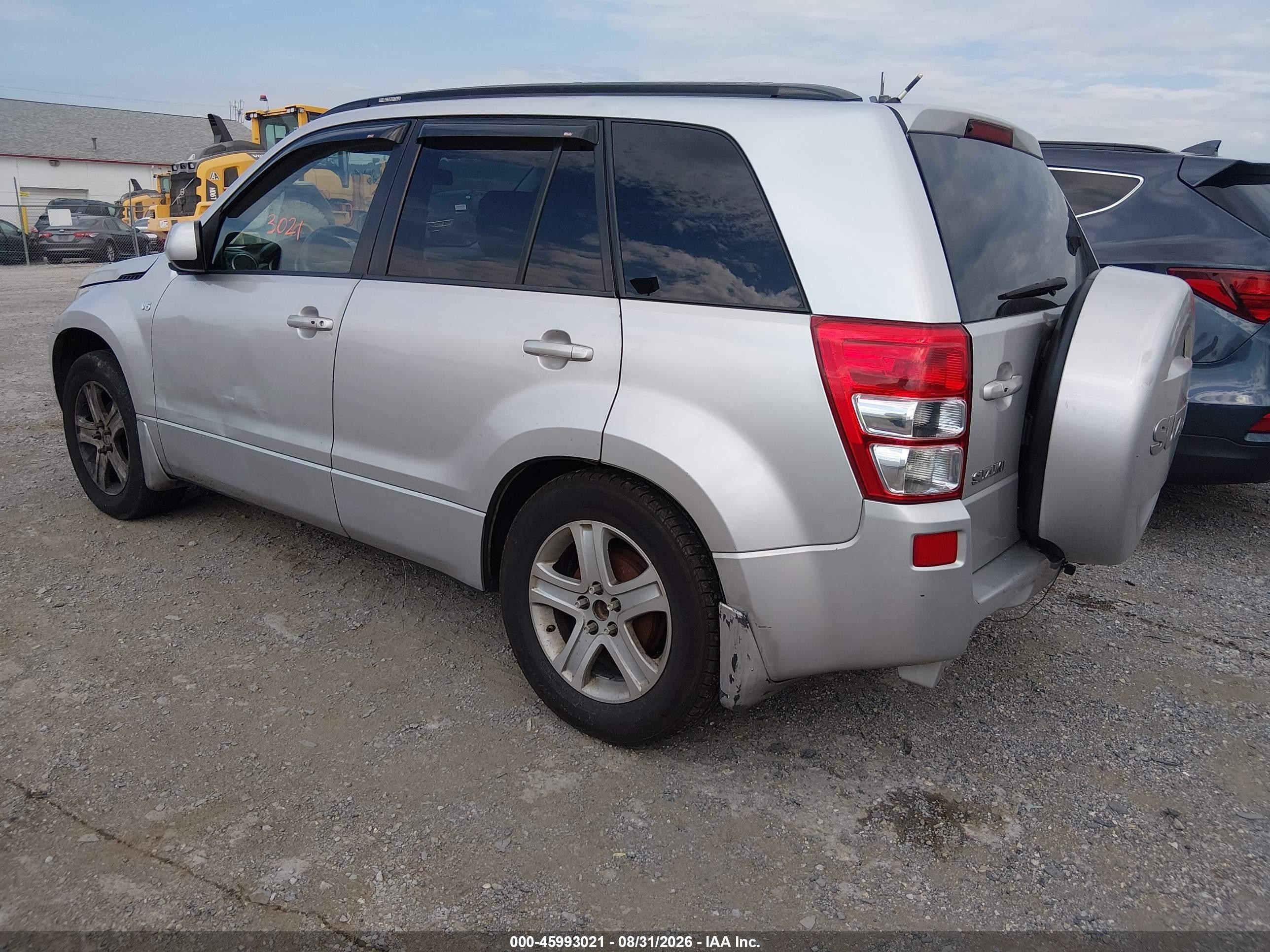 2007 Suzuki Grand Vitara Luxury Silver vin: JS3TD947474200252