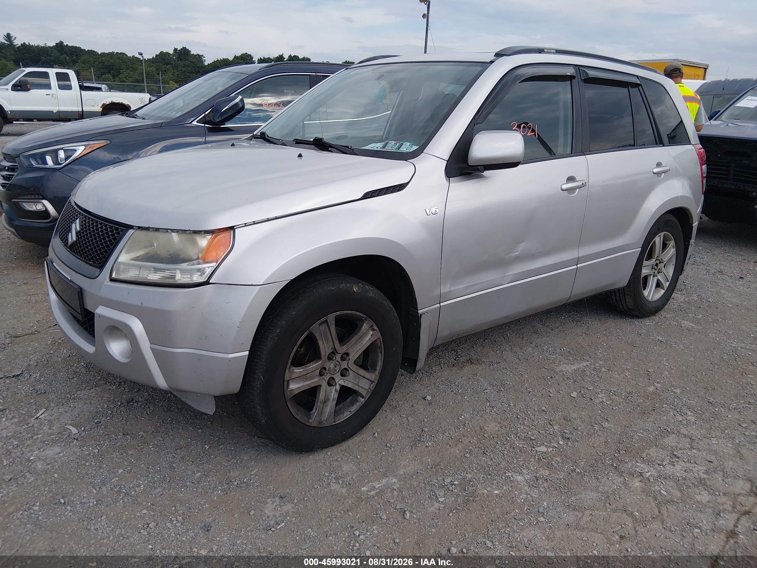 2007 Suzuki Grand Vitara Luxury Silver vin: JS3TD947474200252