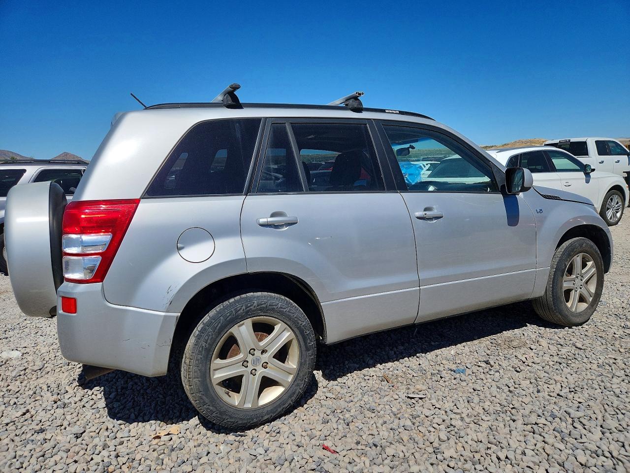 2006 Suzuki Grand Vitara Luxury Silver vin: JS3TD947664104167