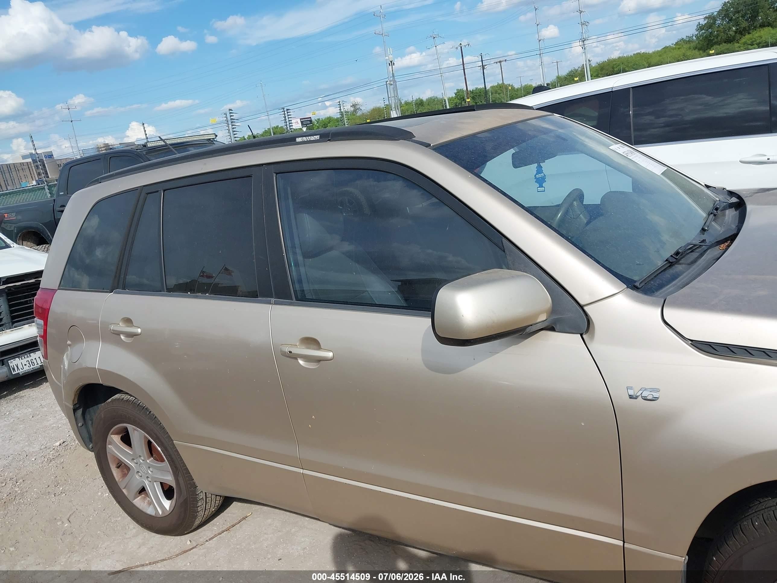 2006 Suzuki Grand Vitara Luxury Beige vin: JS3TE947264104499