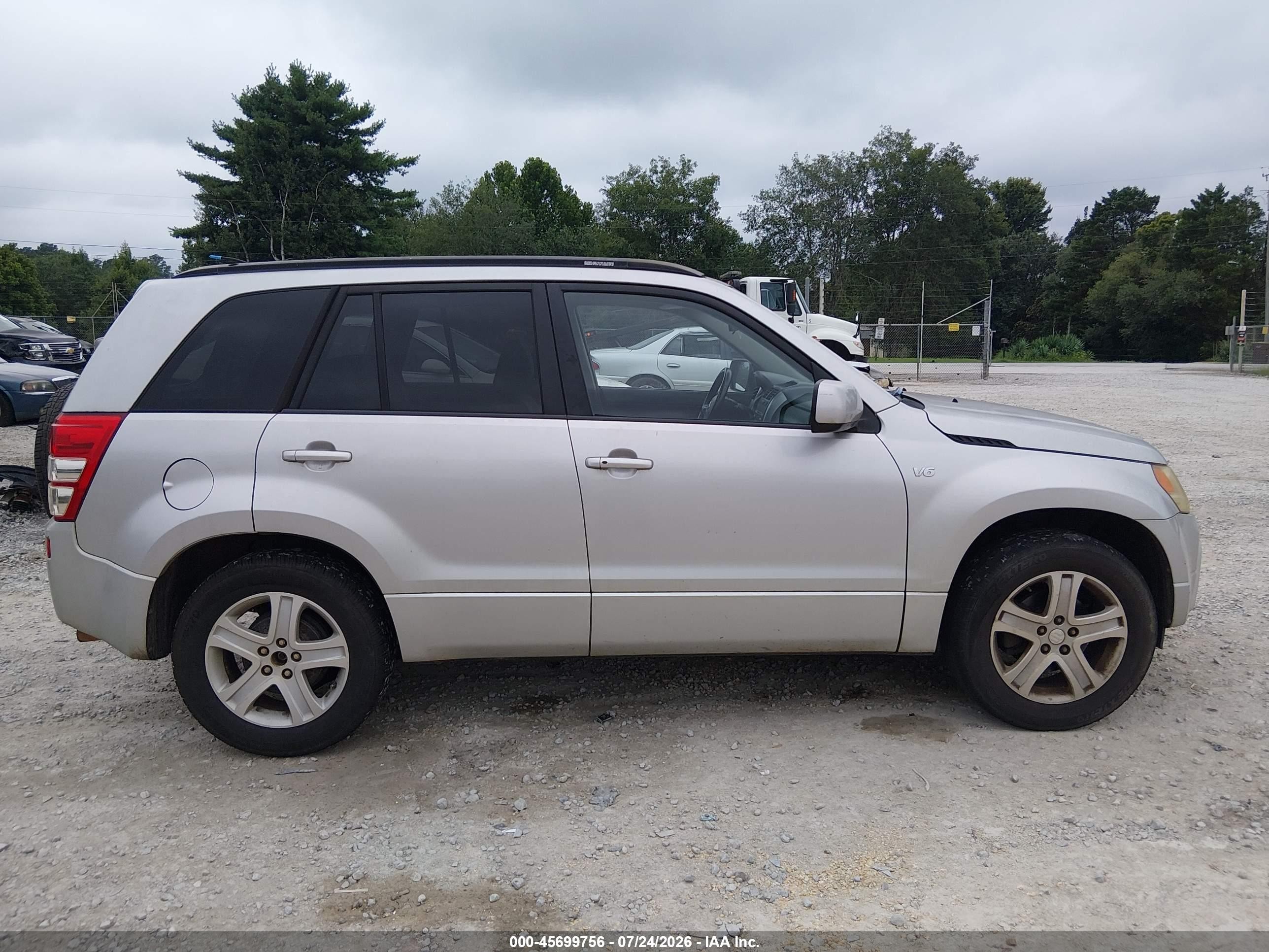 2007 Suzuki Grand Vitara Luxury Silver vin: JS3TE947774202252