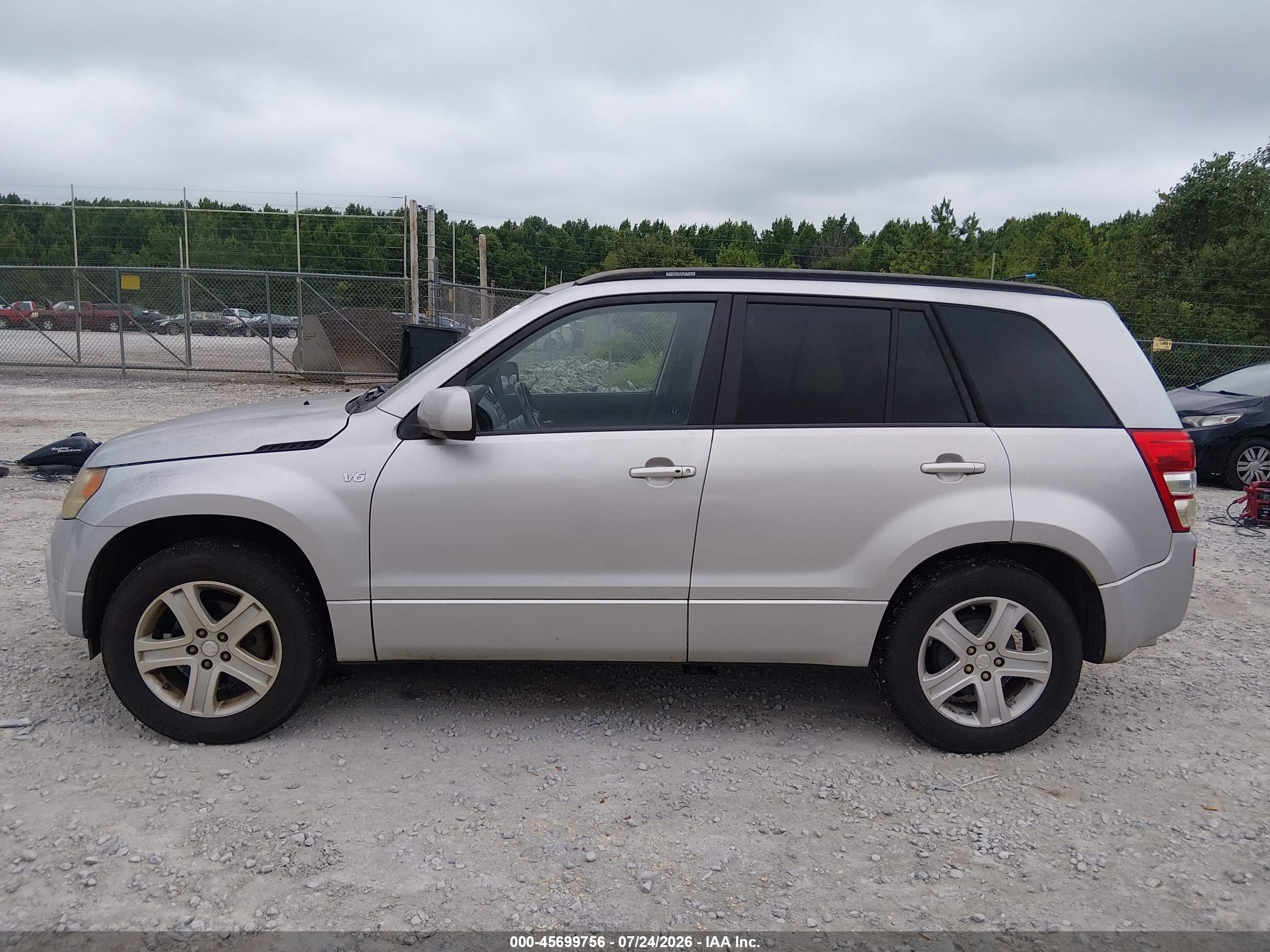 2007 Suzuki Grand Vitara Luxury Silver vin: JS3TE947774202252