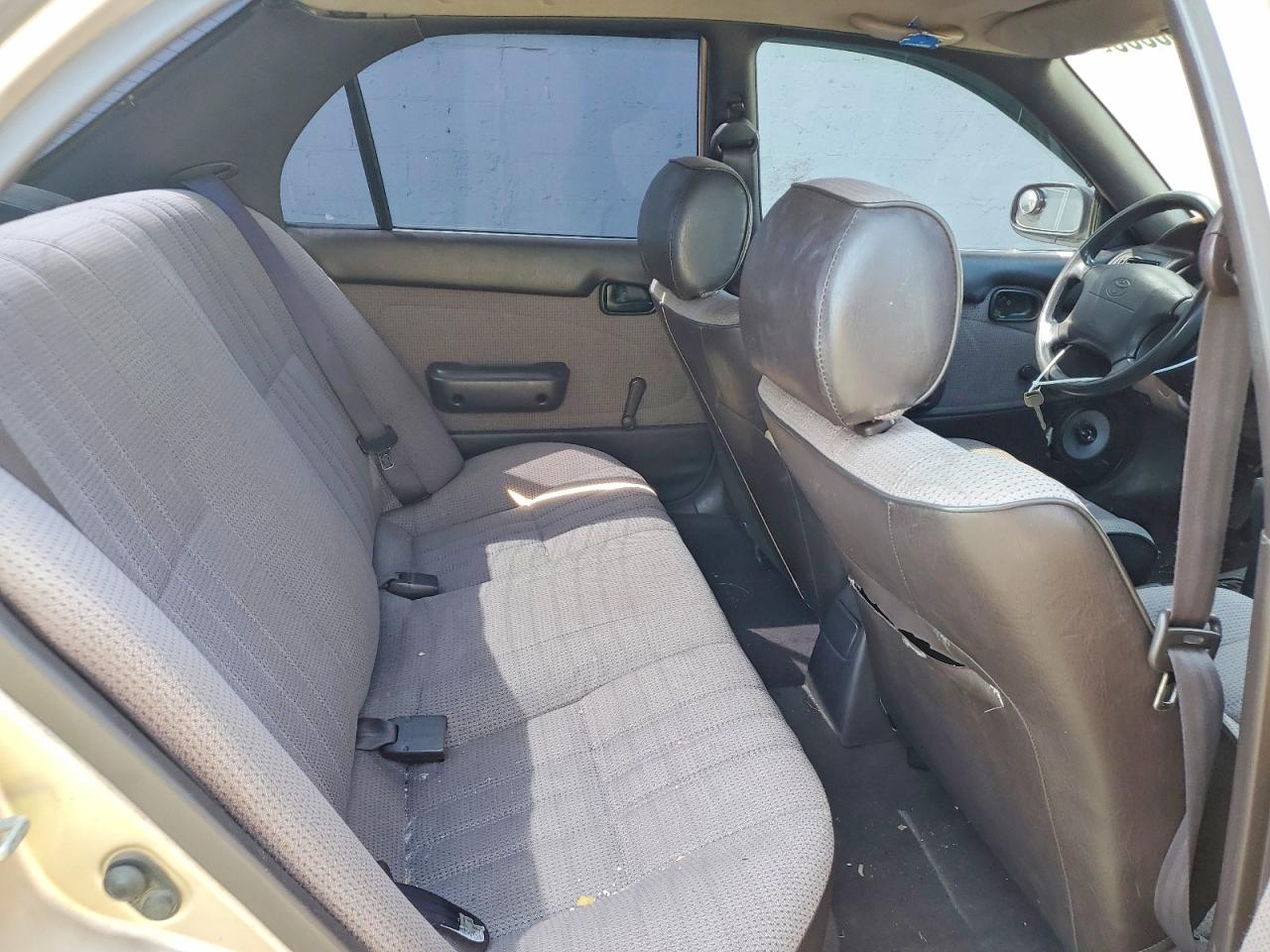 1994 Toyota Corolla Base Tan vin: JT2AE04B9R0086836