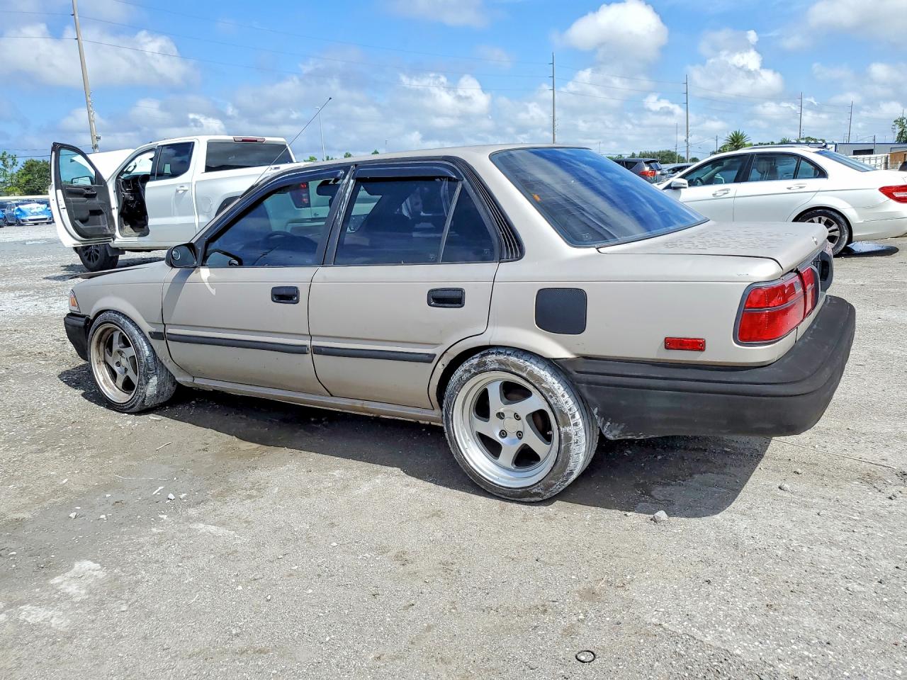 1991 Toyota Corolla Deluxe Beige vin: JT2AE94A3M3477404