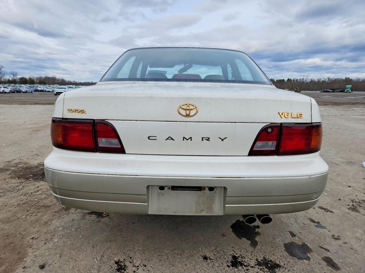 1996 Toyota Camry Le V6 White vin: JT2BF12K0T0150652