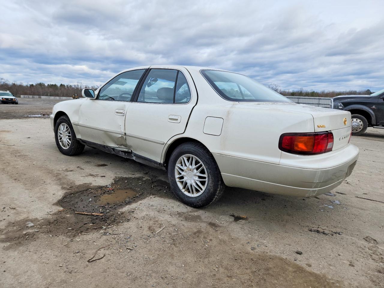 1996 Toyota Camry Le V6 White vin: JT2BF12K0T0150652