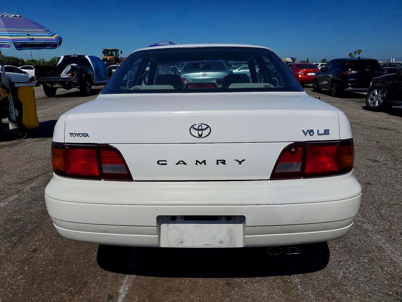 1996 Toyota Camry Le V6 White vin: JT2BF12K4T0129822
