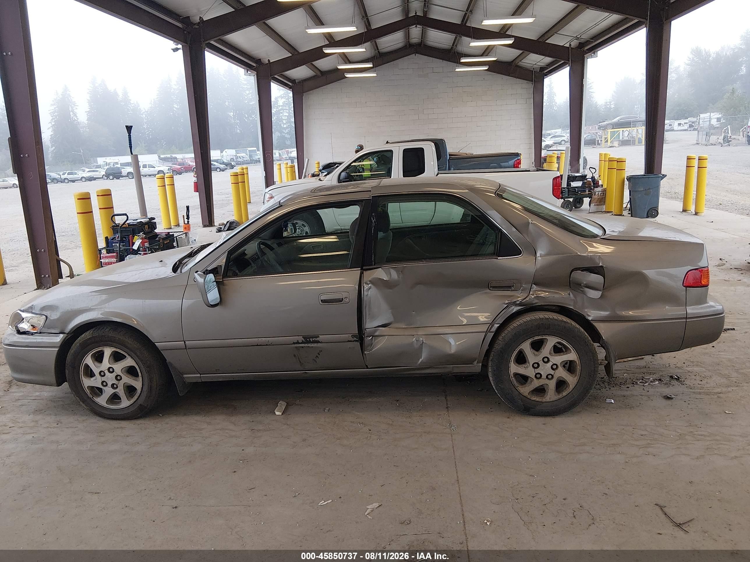 2001 Toyota Camry Le V6 Gold vin: JT2BF22K210340066