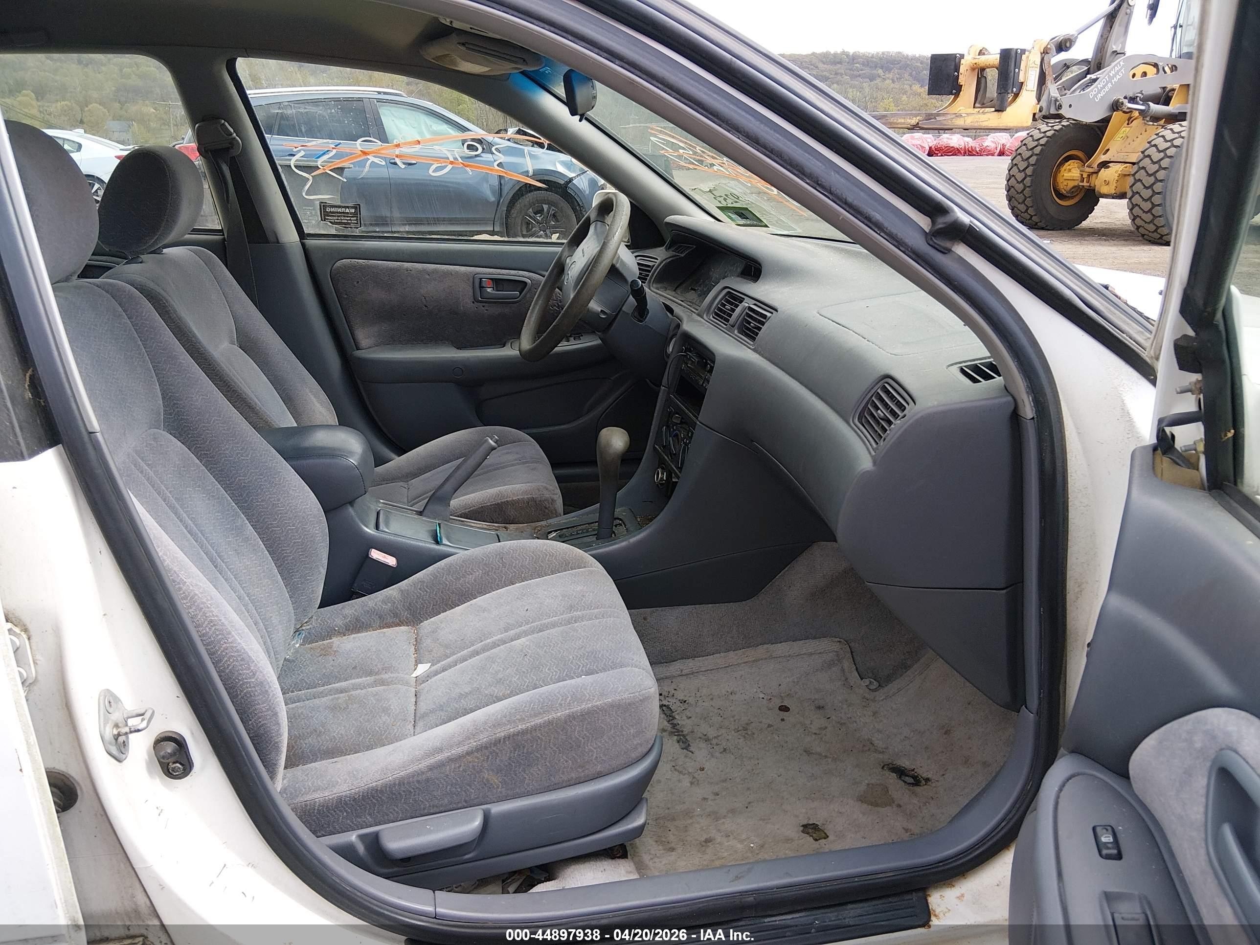 1998 Toyota Camry Le V6 White vin: JT2BF22K6W0140881