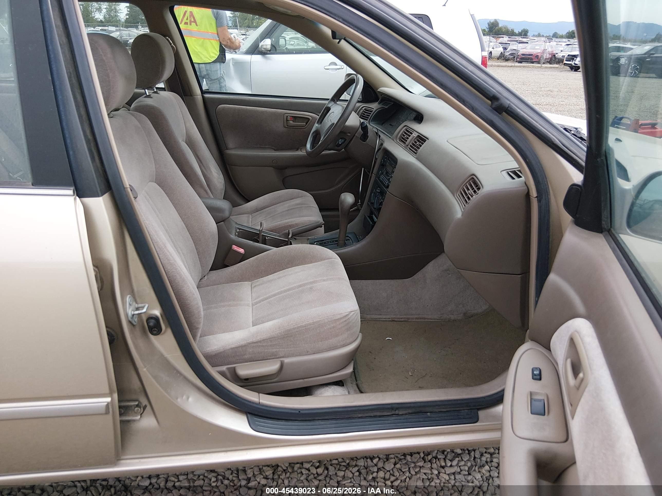 1999 Toyota Camry Le V6 Gold vin: JT2BF22K7X0231367
