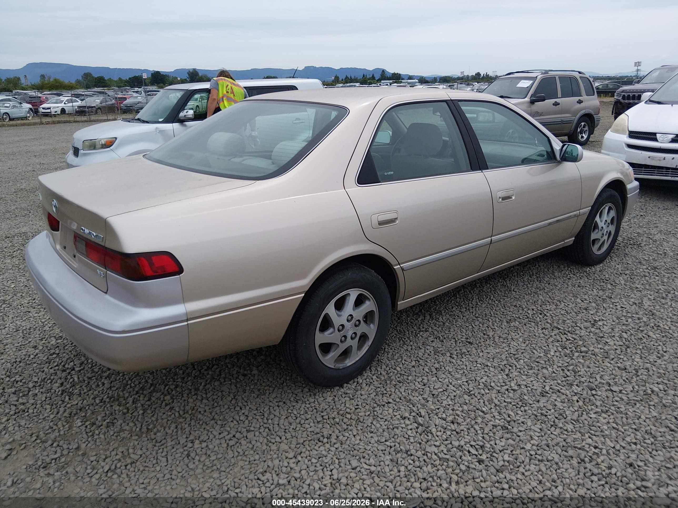 1999 Toyota Camry Le V6 Gold vin: JT2BF22K7X0231367