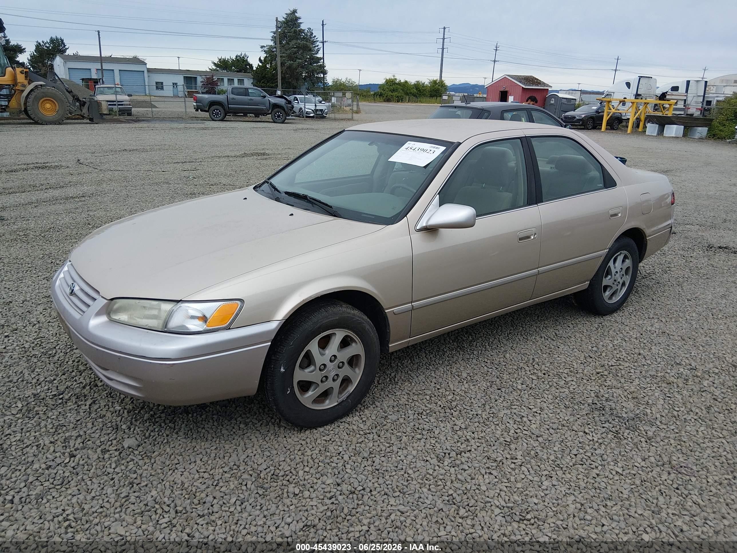 1999 Toyota Camry Le V6 Gold vin: JT2BF22K7X0231367