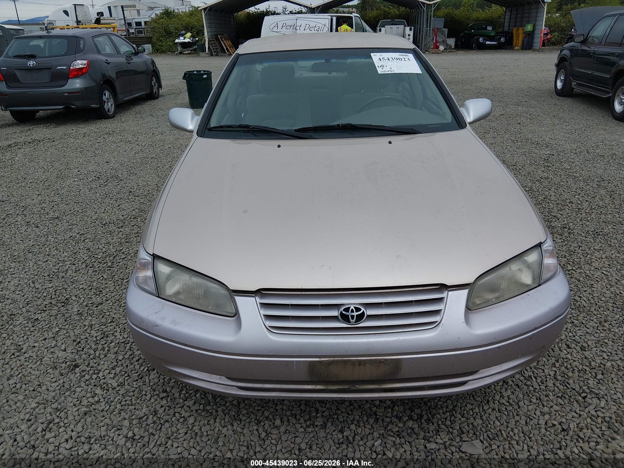 1999 Toyota Camry Le V6 Gold vin: JT2BF22K7X0231367