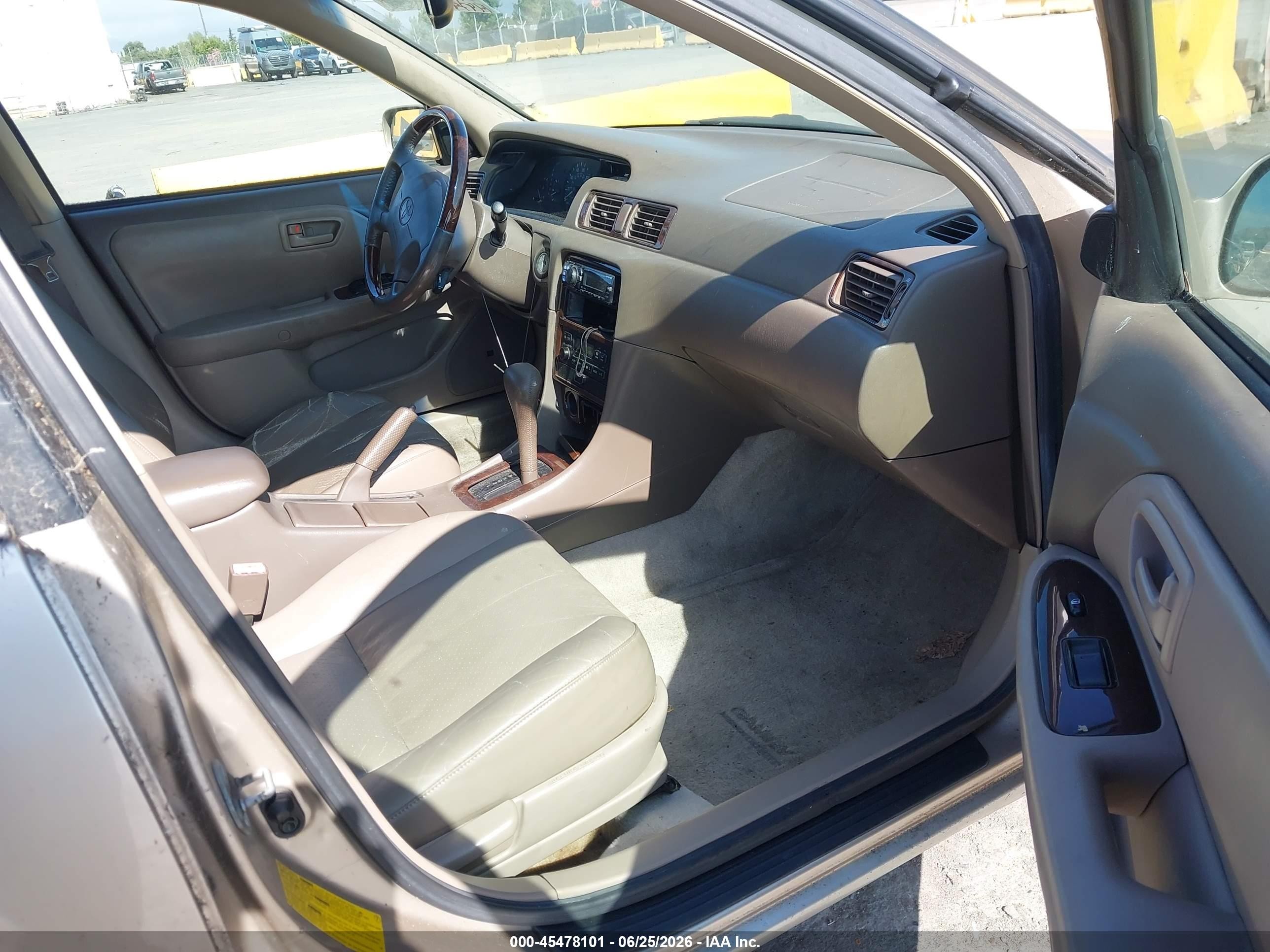 2001 Toyota Camry Le V6 Beige vin: JT2BF28K110311648