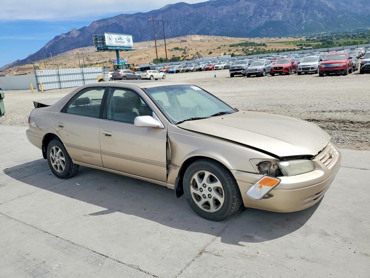 1999 Toyota Camry Le V6 Gold vin: JT2BF28K3X0235505