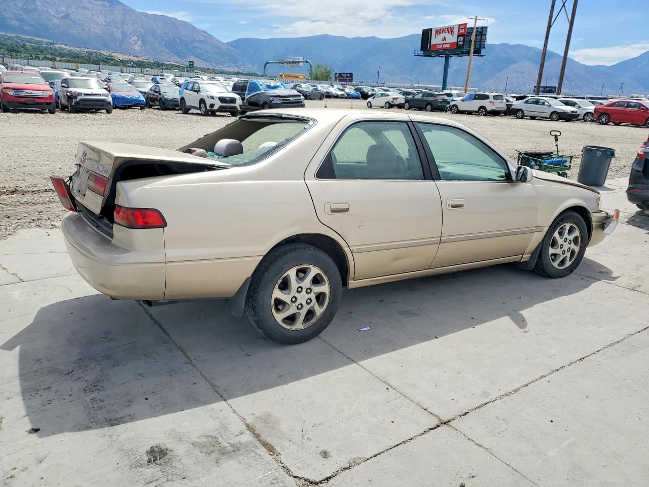 1999 Toyota Camry Le V6 Gold vin: JT2BF28K3X0235505