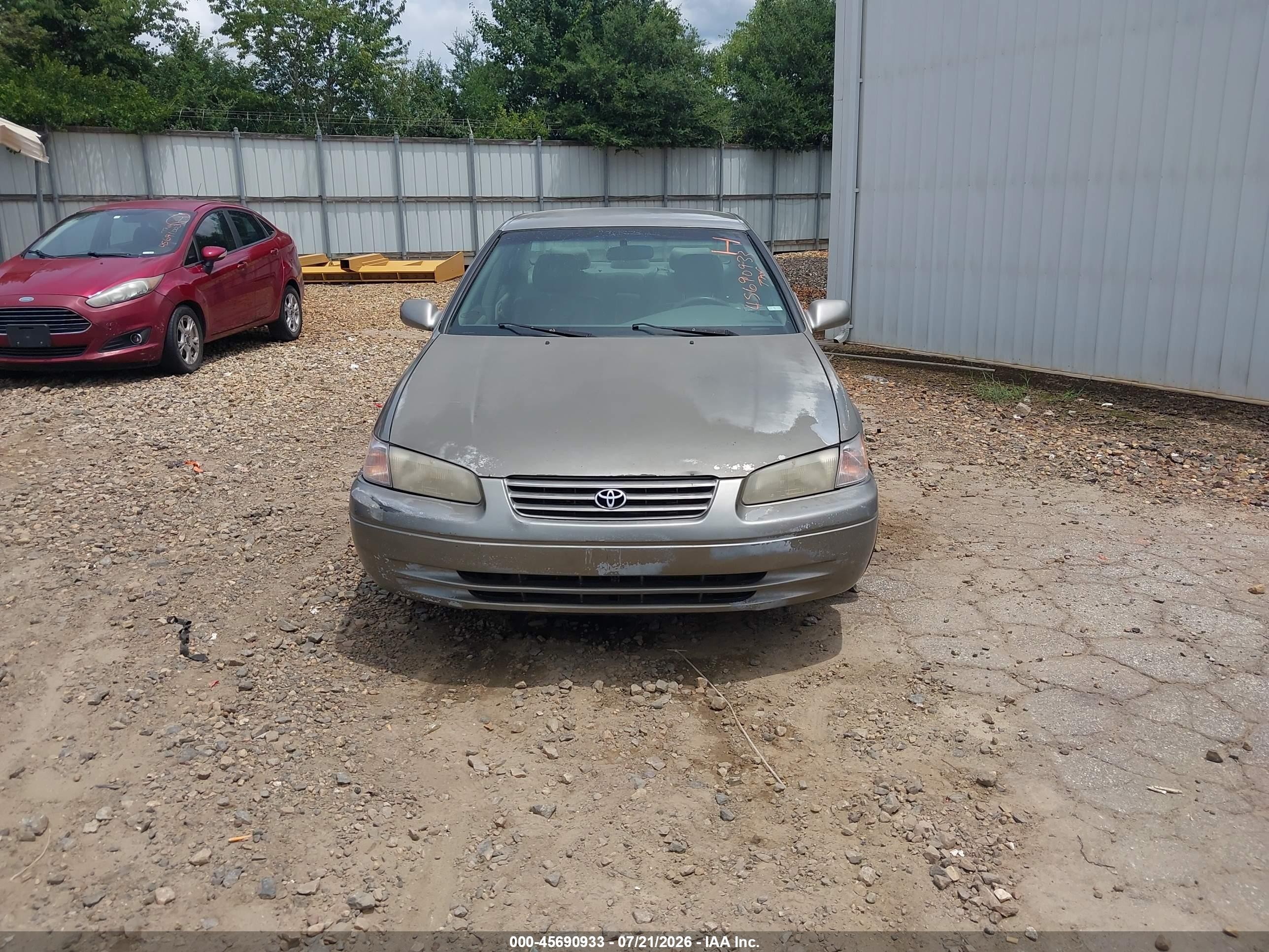 1999 Toyota Camry Le V6 Gold vin: JT2BF28K7X0159495