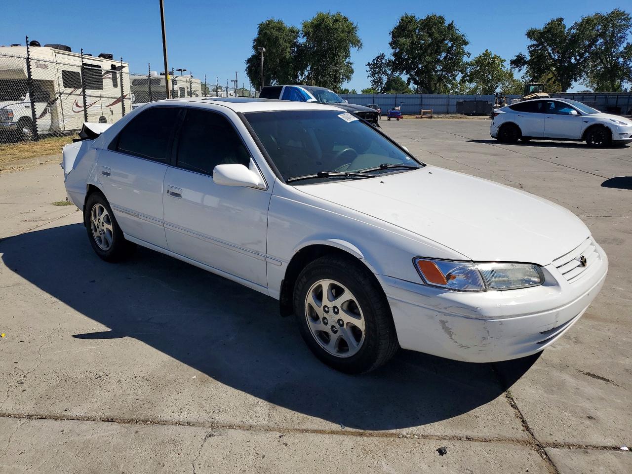 1999 Toyota Camry Xle V6 White vin: JT2BF28K7X0215788