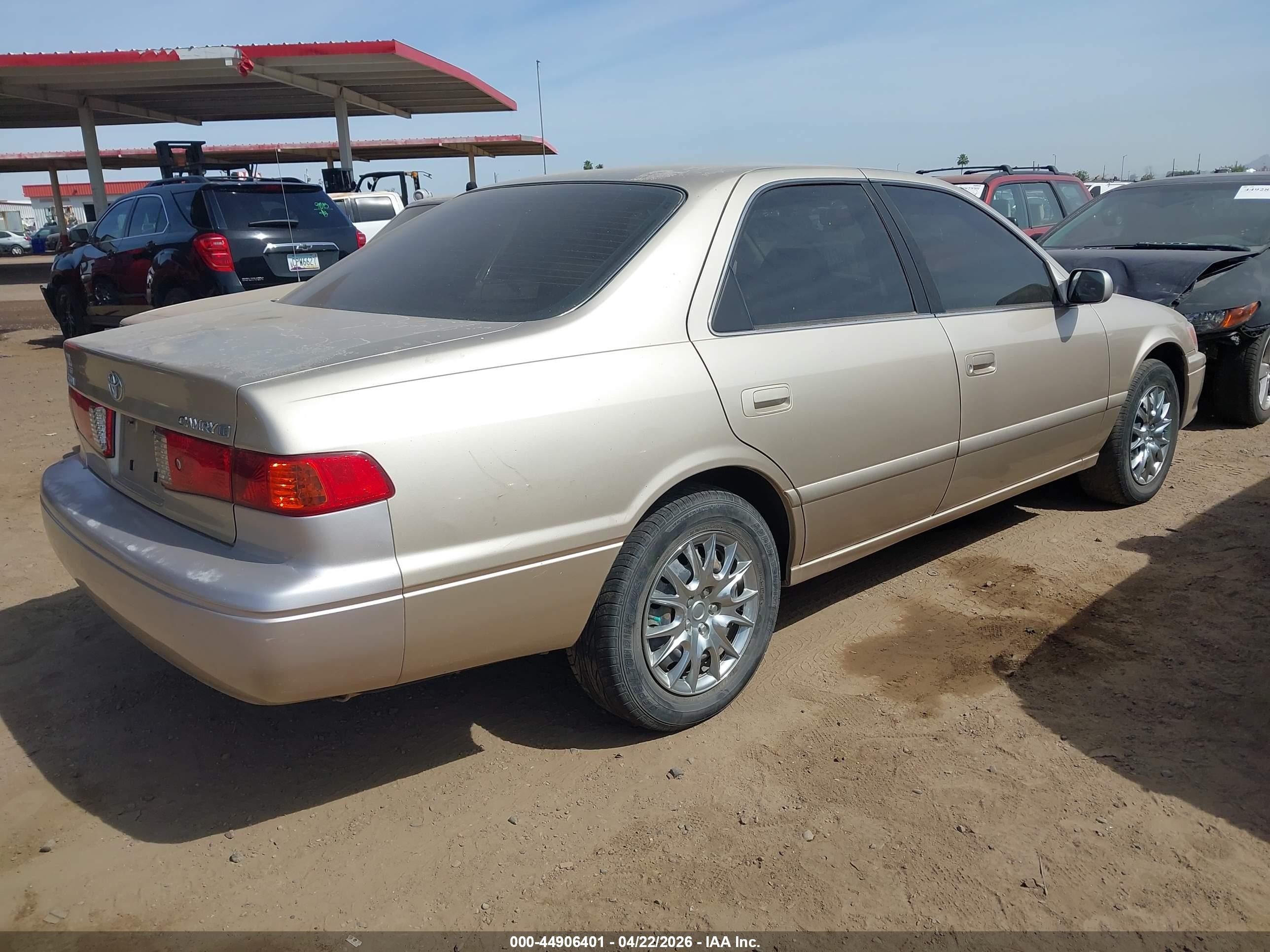 2001 Toyota Camry Le Gold vin: JT2BG22K010535970