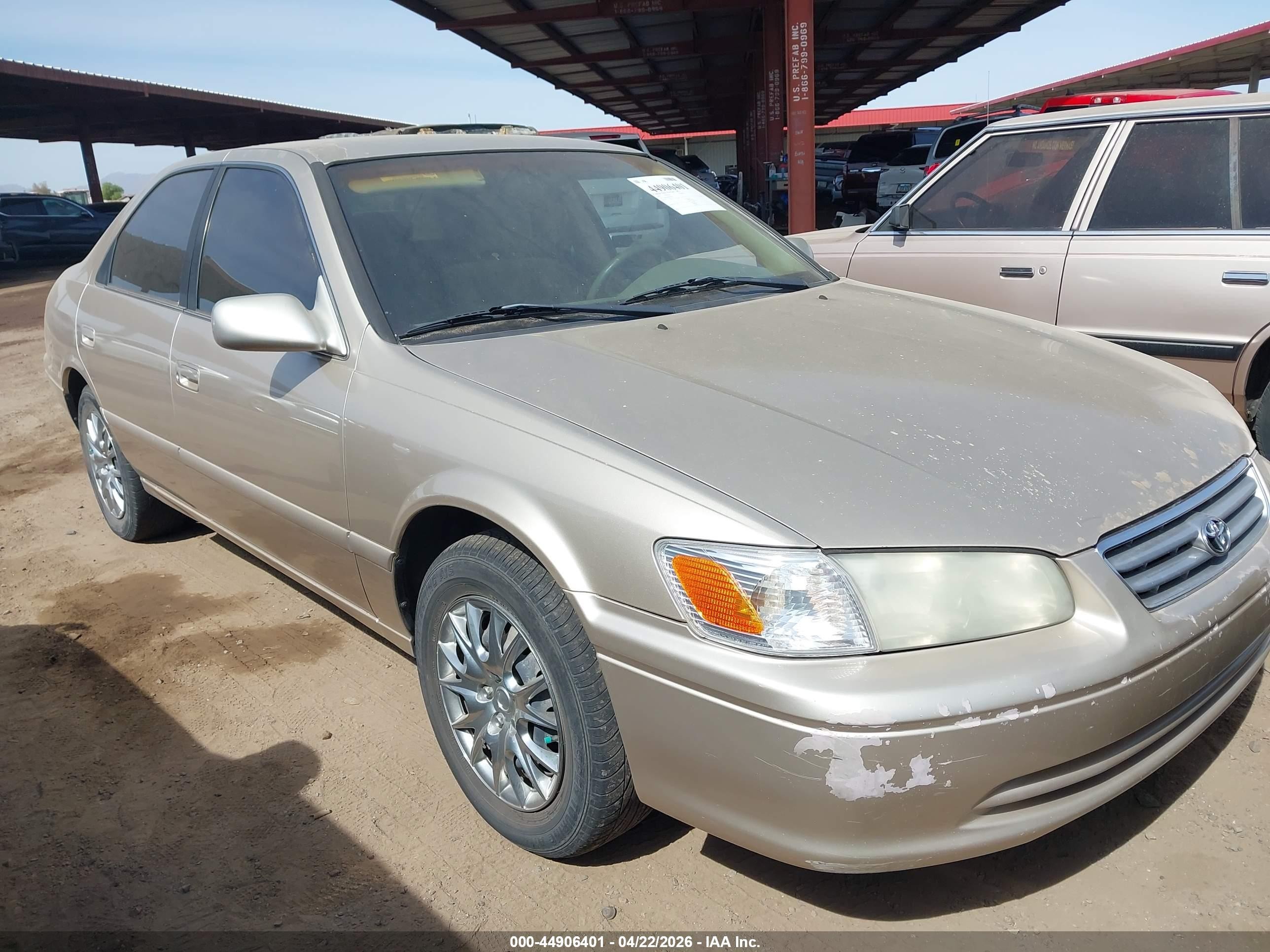 2001 Toyota Camry Le Gold vin: JT2BG22K010535970