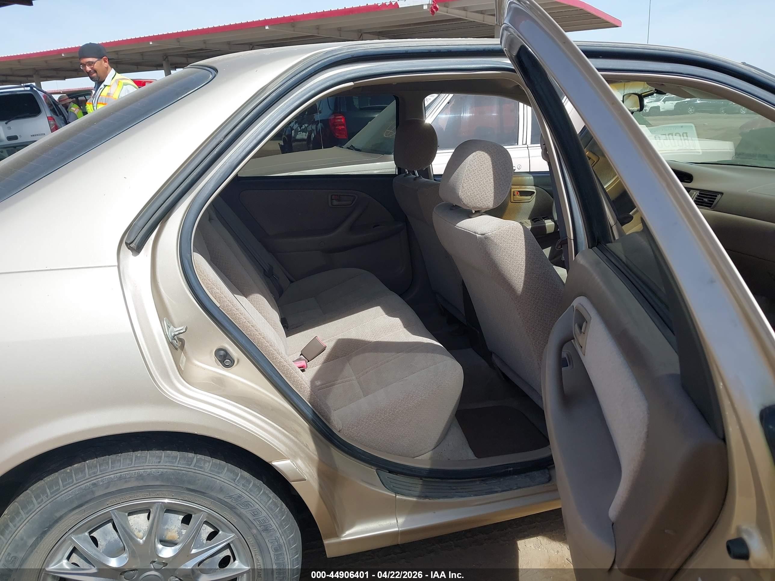2001 Toyota Camry Le Gold vin: JT2BG22K010535970