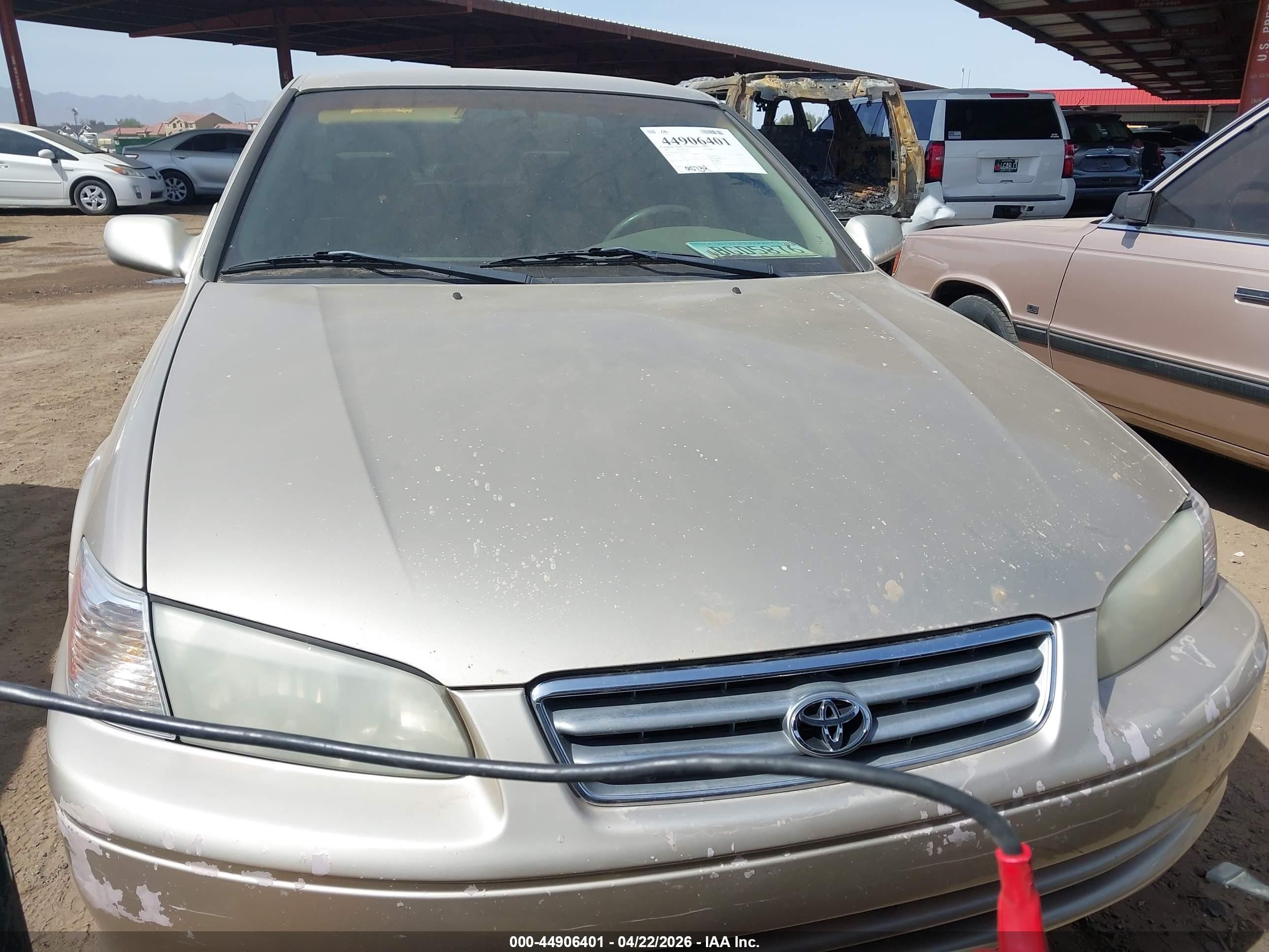2001 Toyota Camry Le Gold vin: JT2BG22K010535970