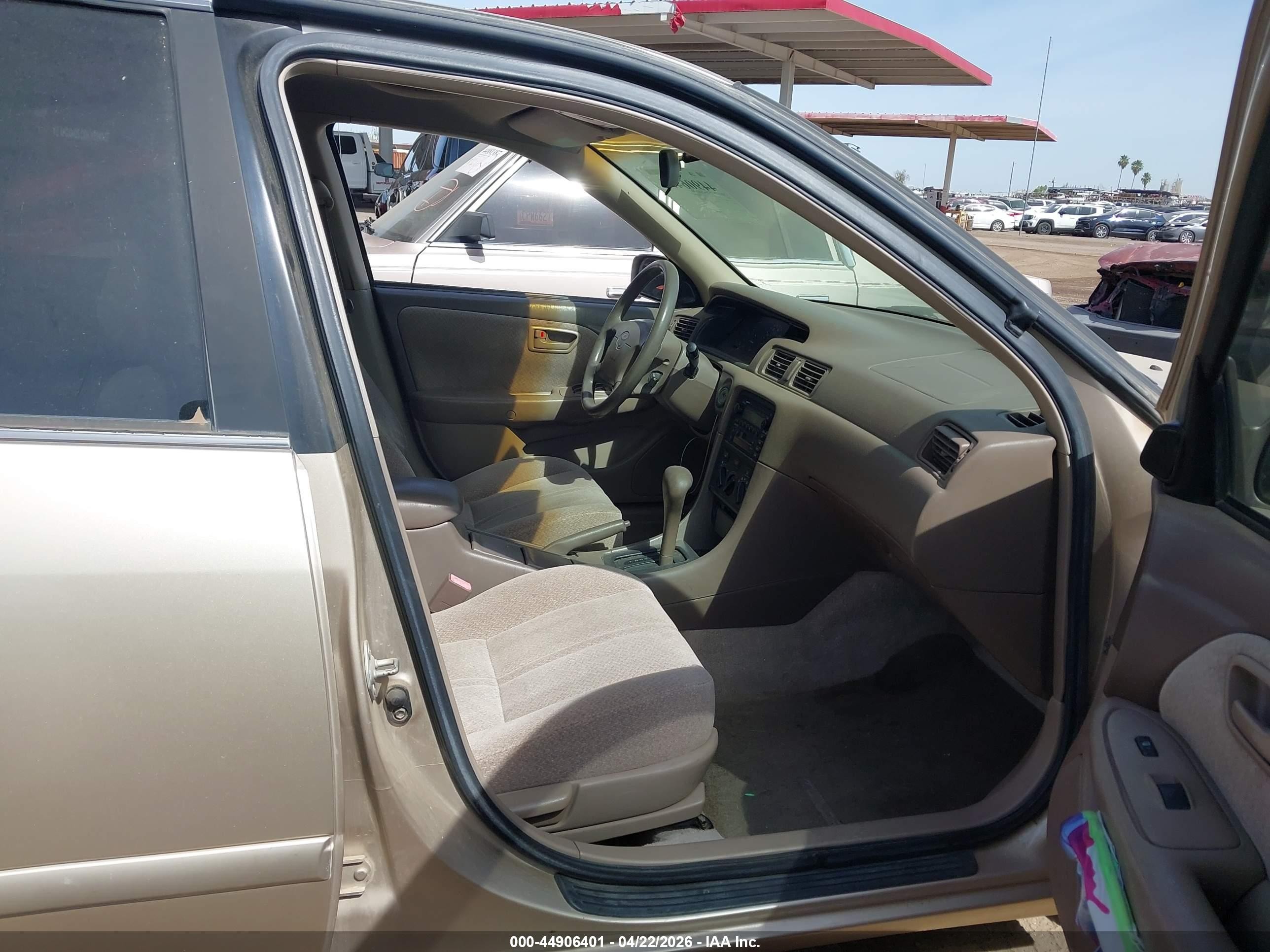 2001 Toyota Camry Le Gold vin: JT2BG22K010535970