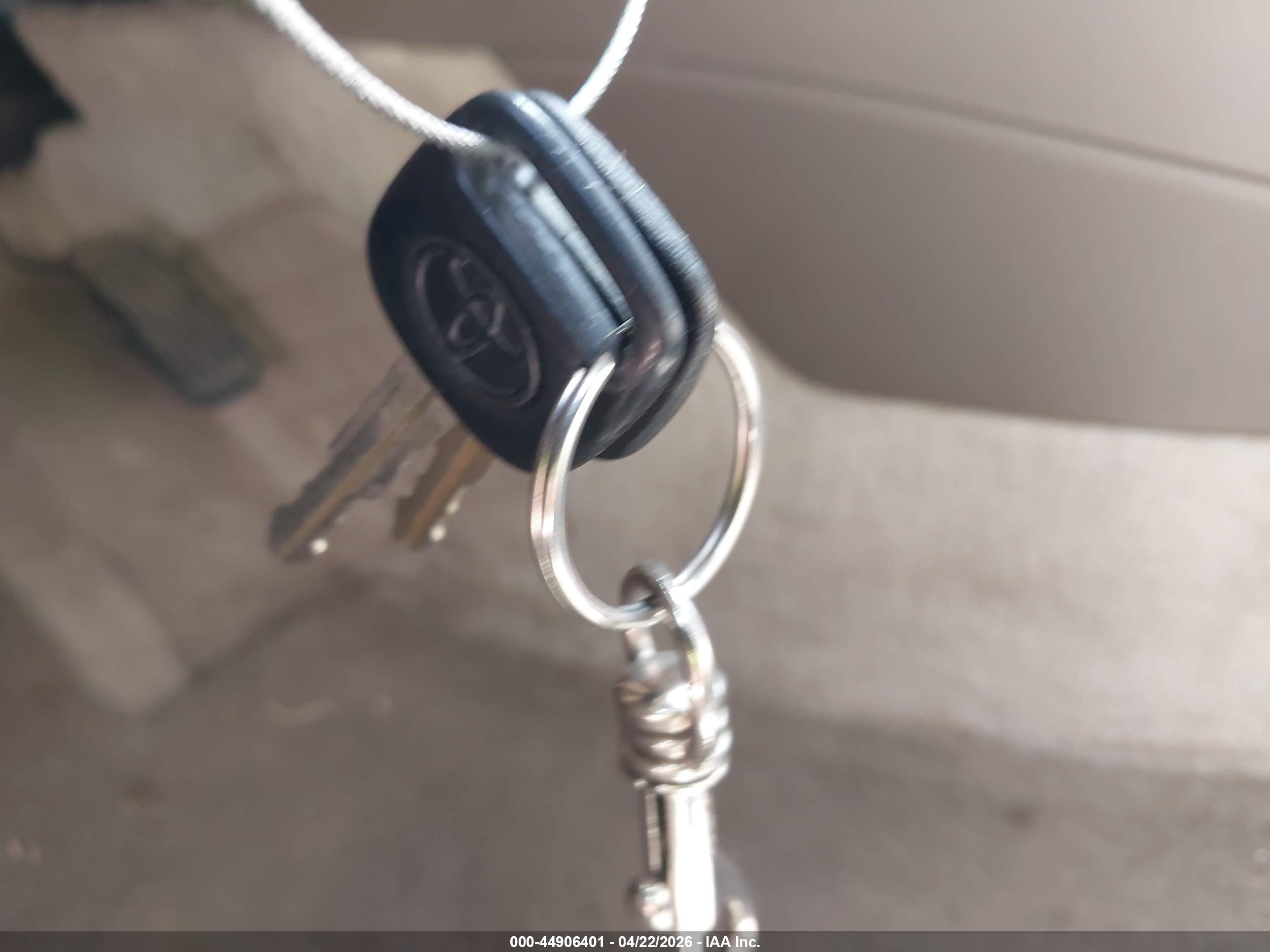 2001 Toyota Camry Le Gold vin: JT2BG22K010535970
