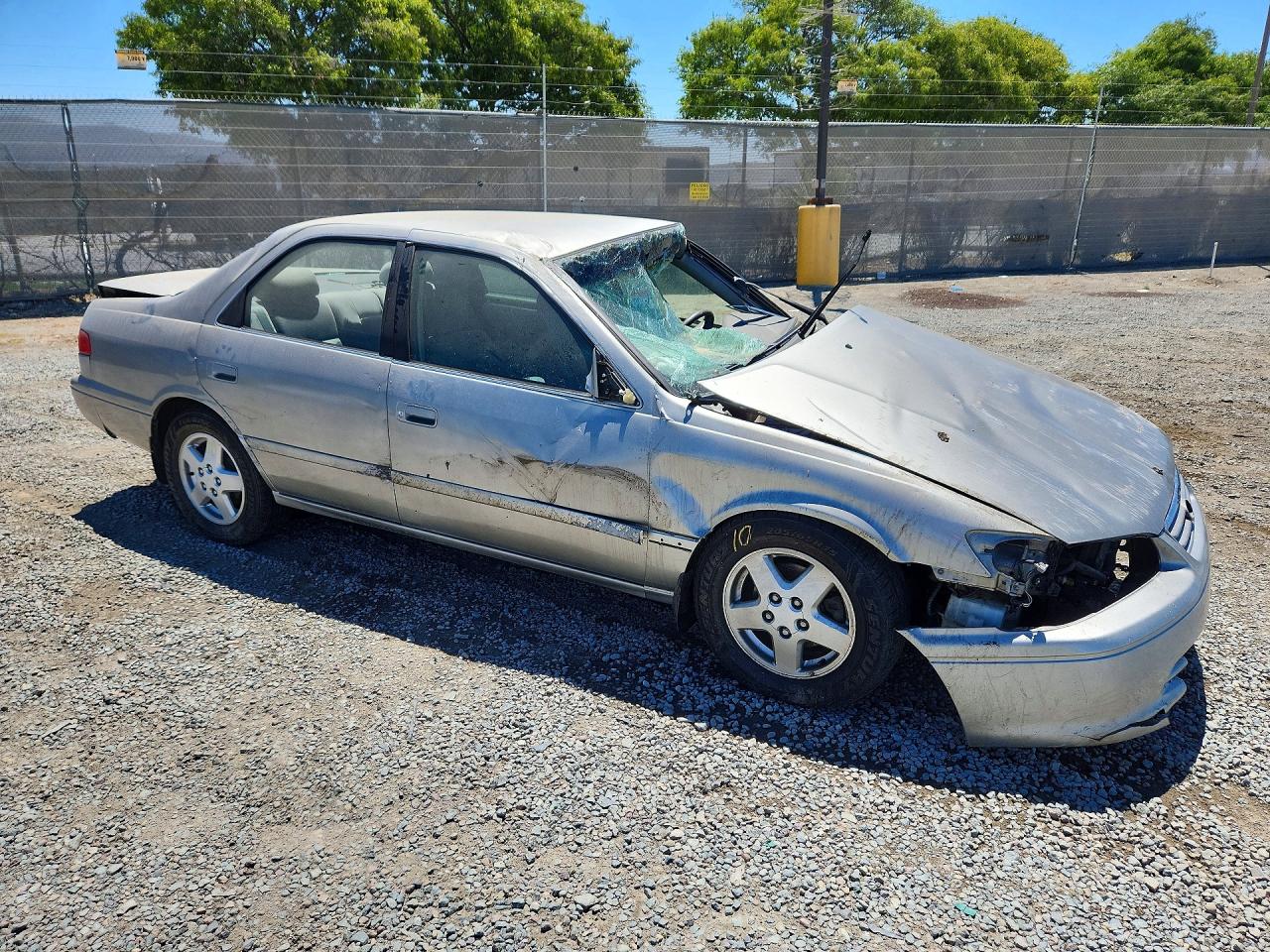 2001 Toyota Camry Le Золотой vin: JT2BG22K010550632