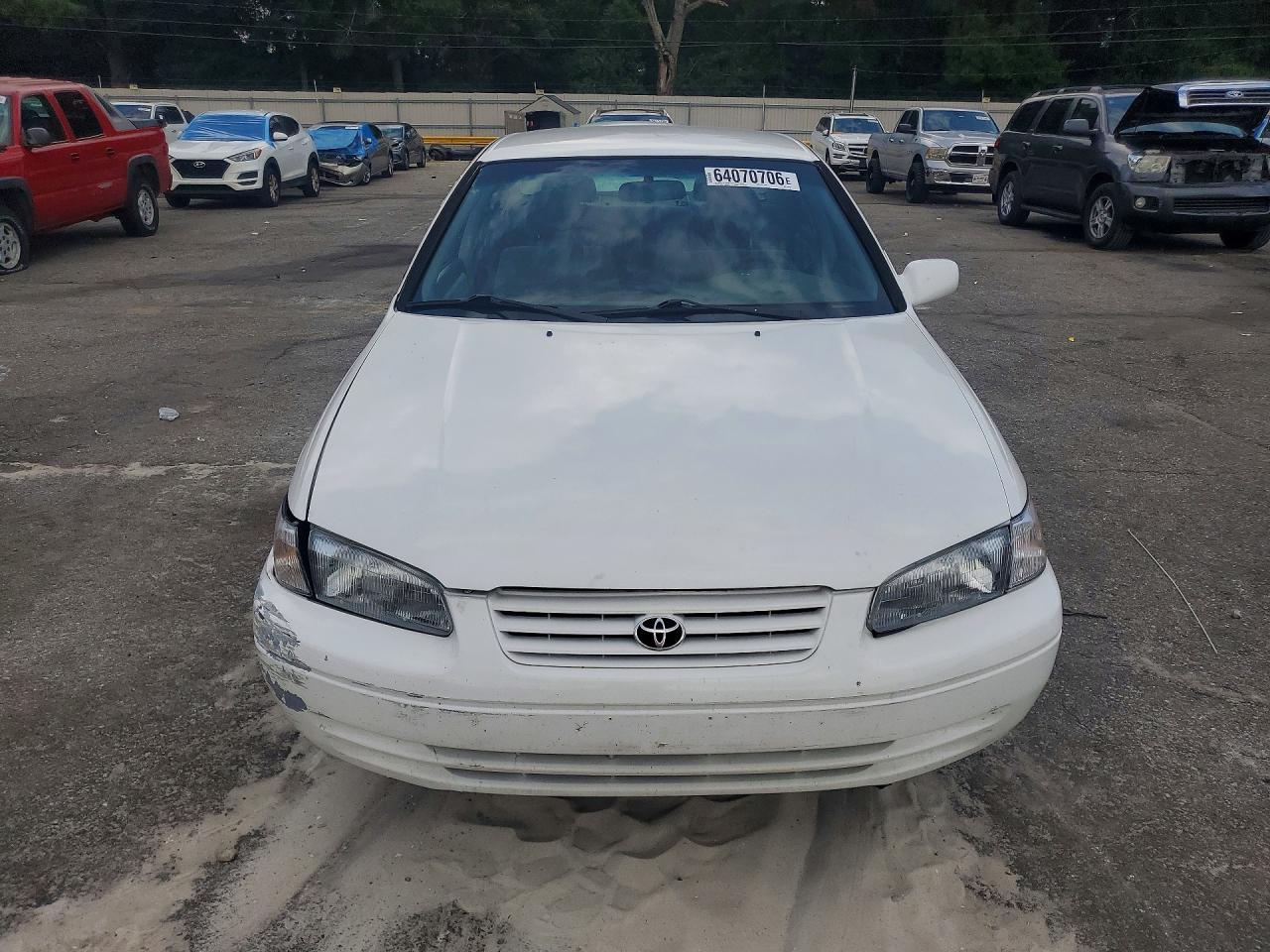 1997 Toyota Camry Le White vin: JT2BG22K0V0049472