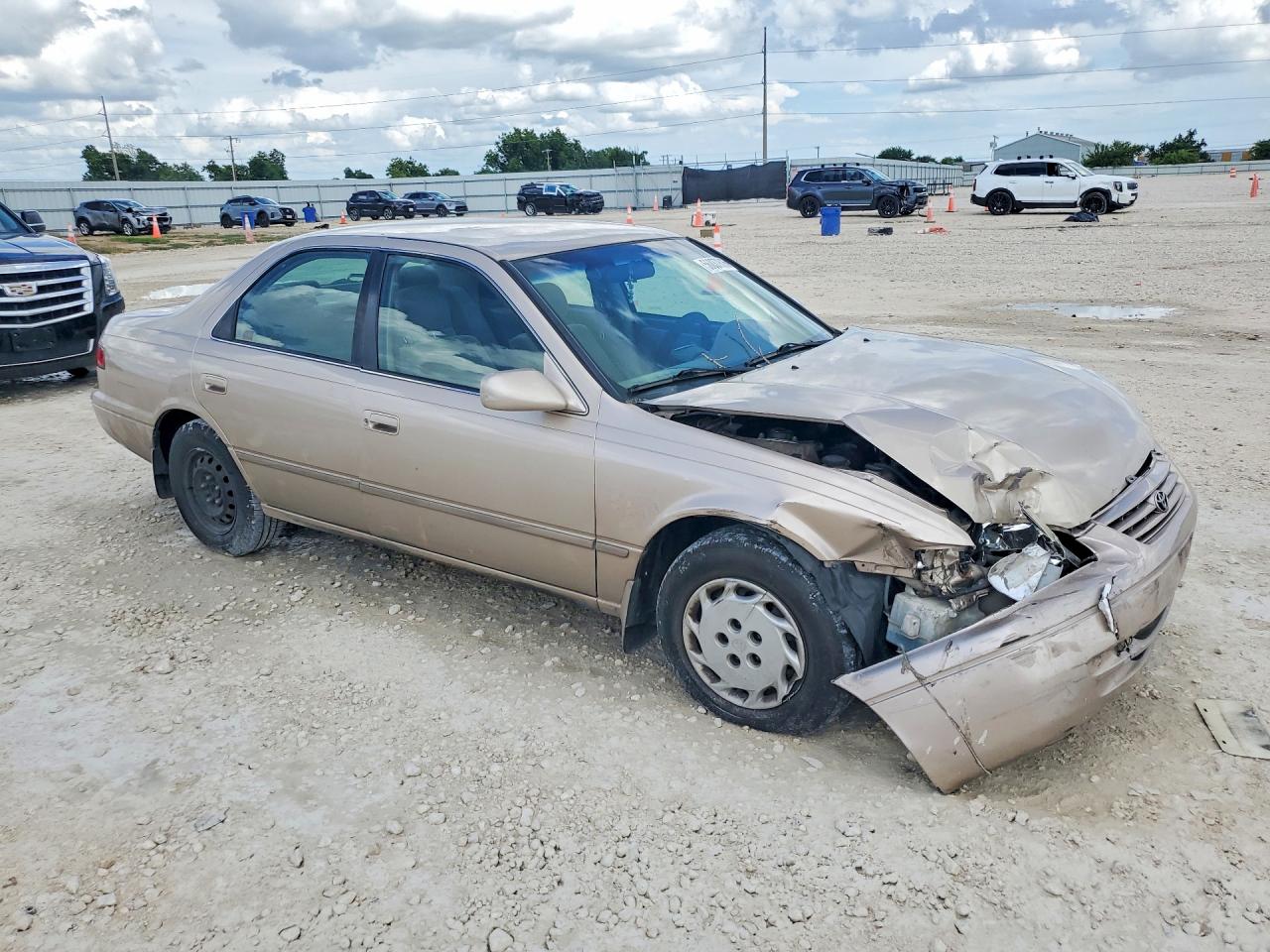 1998 Toyota Camry Le Gold vin: JT2BG22K0W0225812