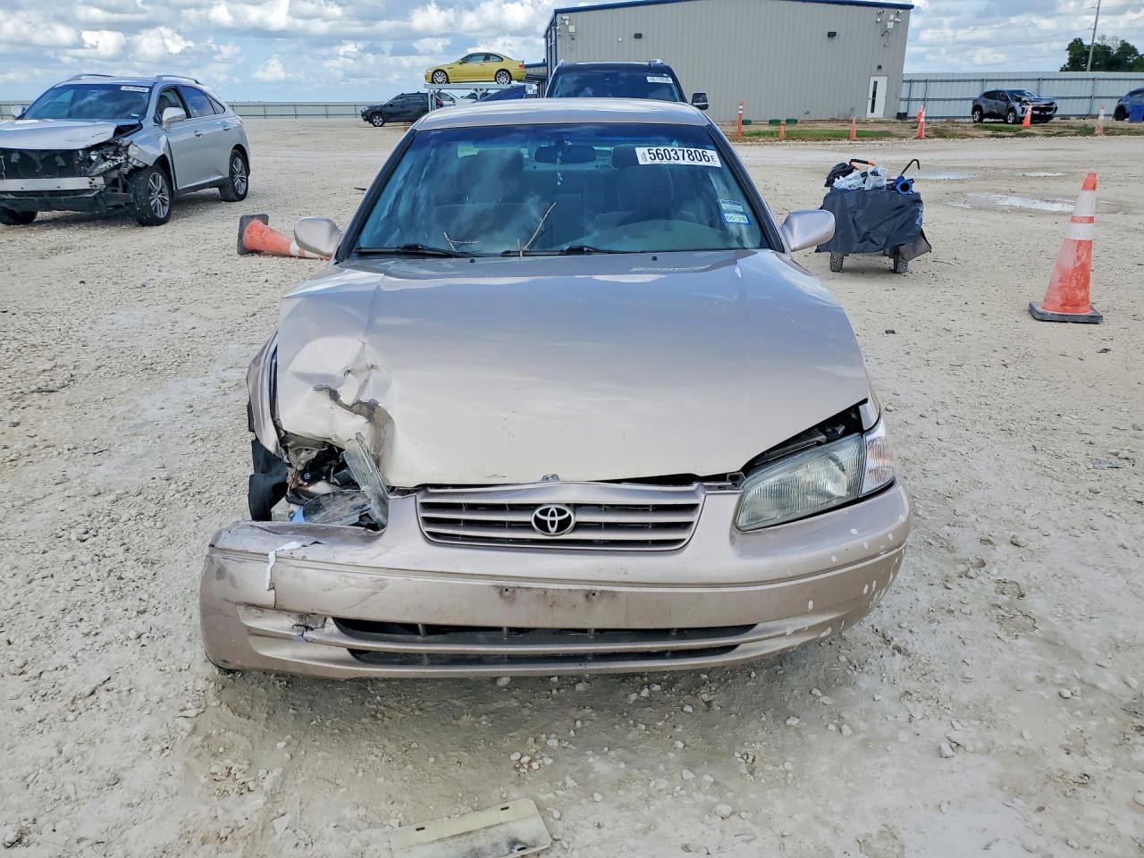 1998 Toyota Camry Le Gold vin: JT2BG22K0W0225812