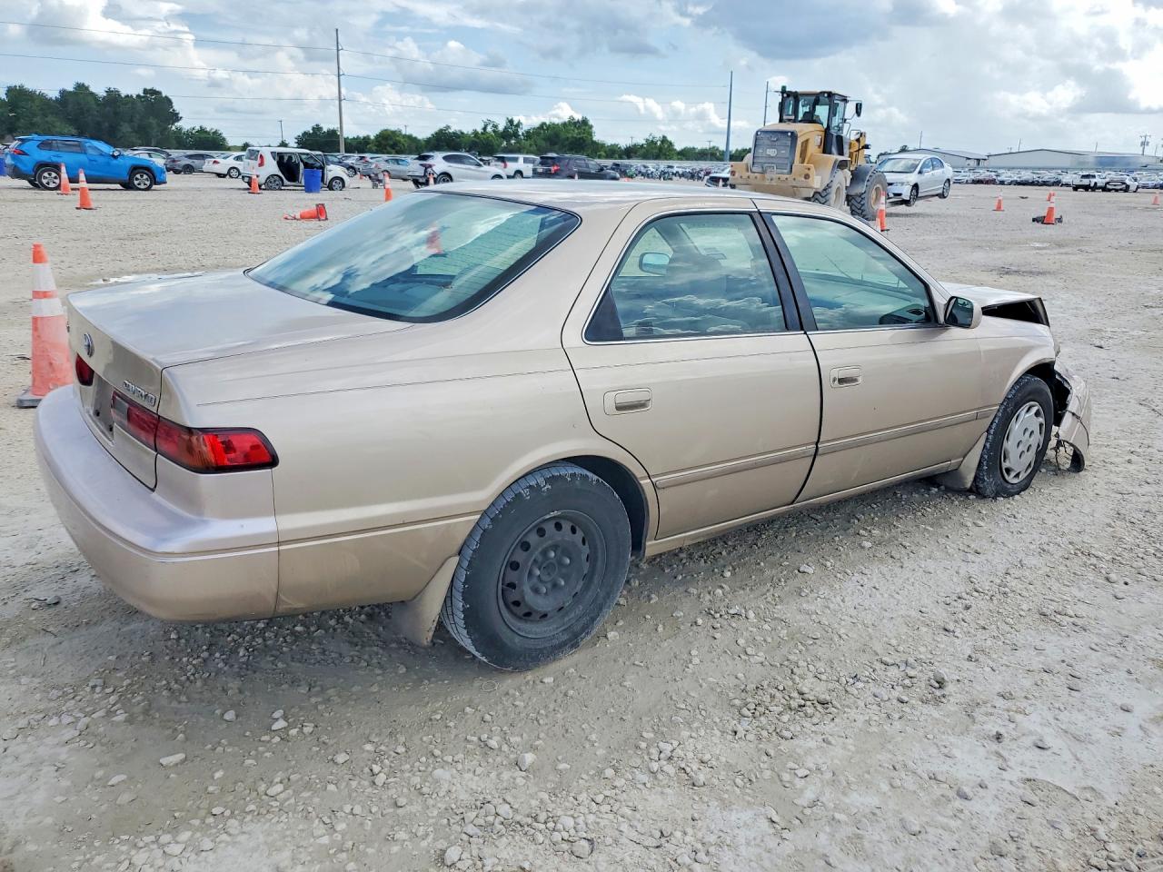 1998 Toyota Camry Le Gold vin: JT2BG22K0W0225812