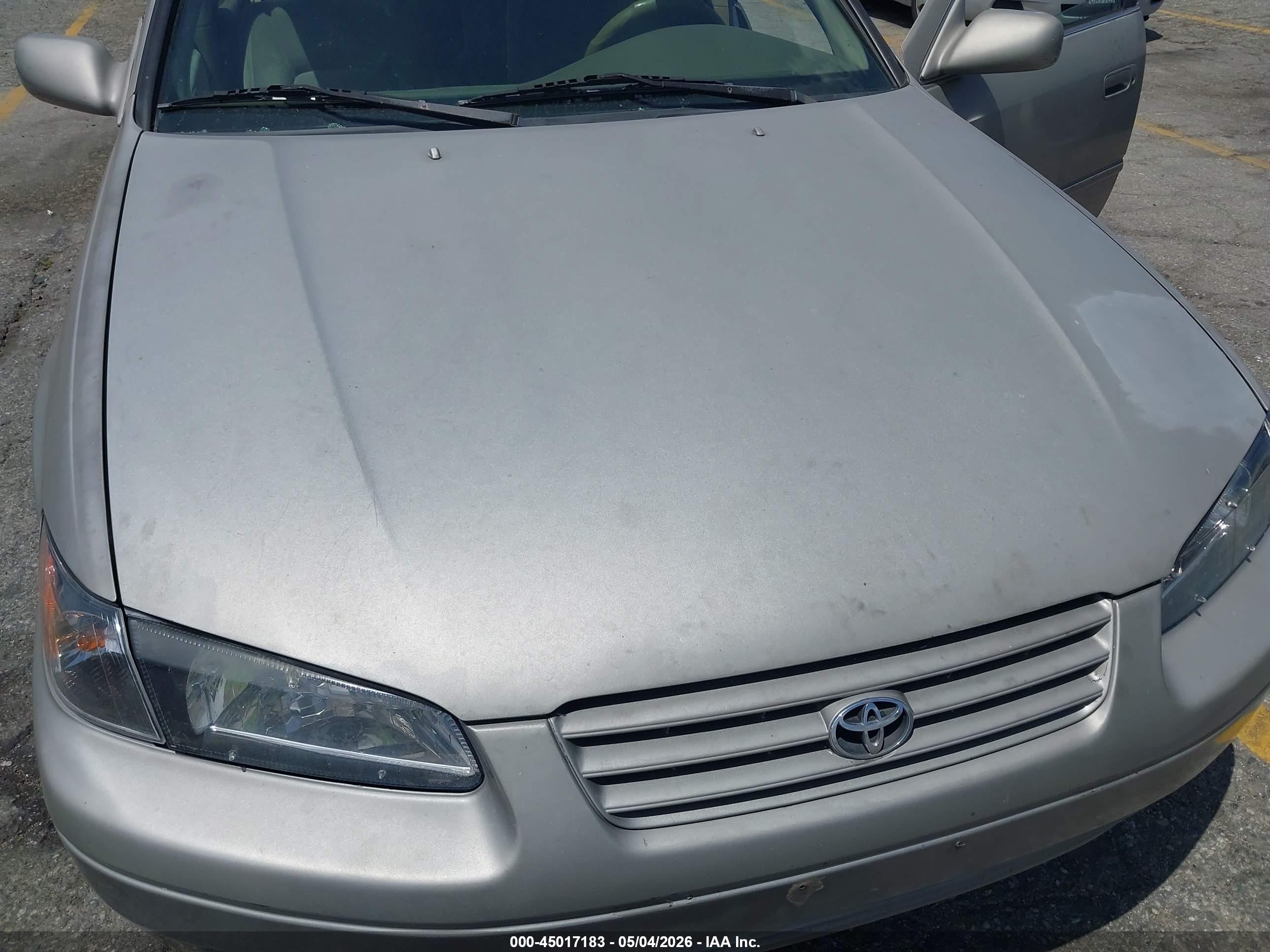 1998 Toyota Camry Le Gray vin: JT2BG22K0W0260883