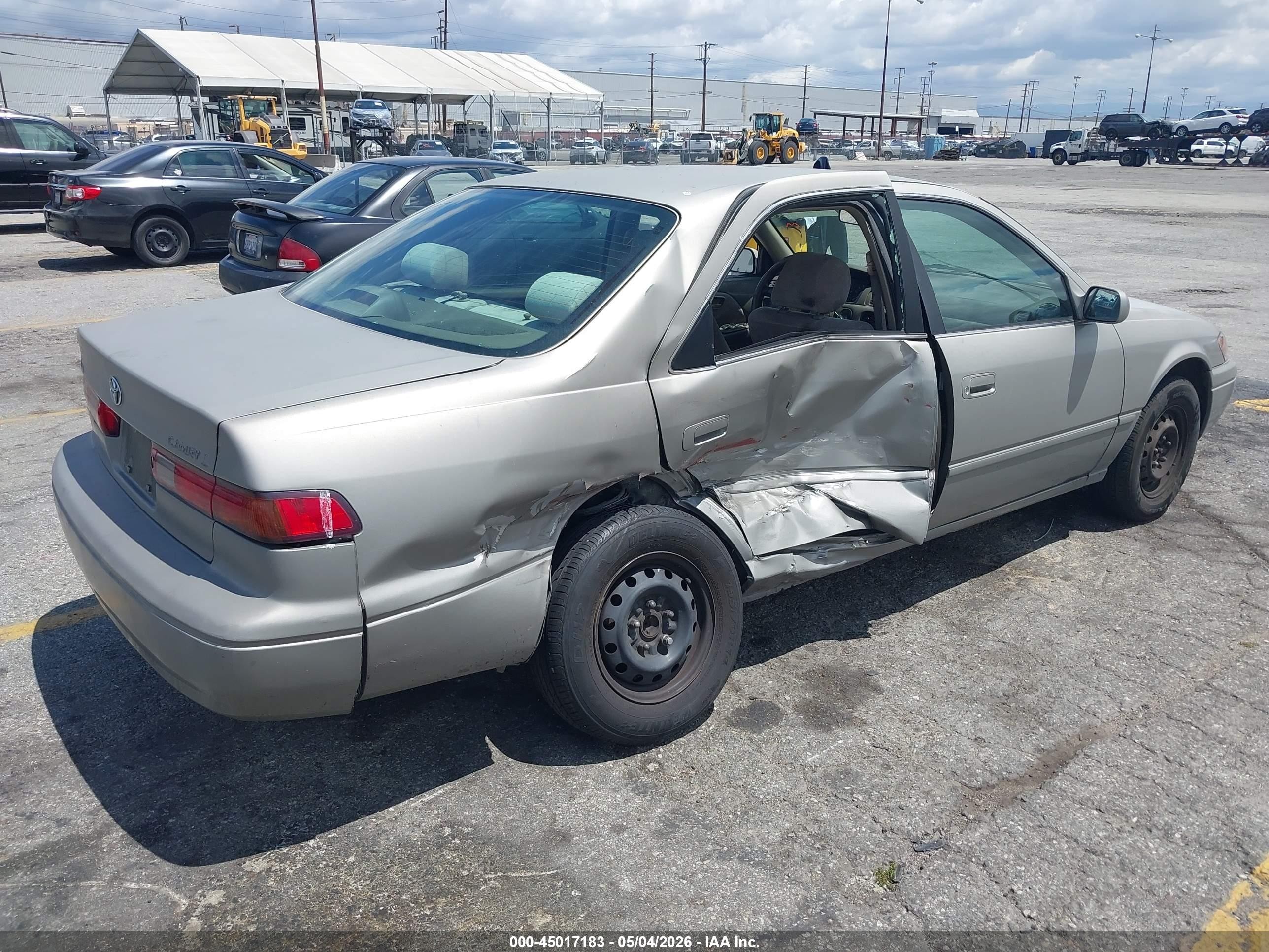1998 Toyota Camry Le Gray vin: JT2BG22K0W0260883