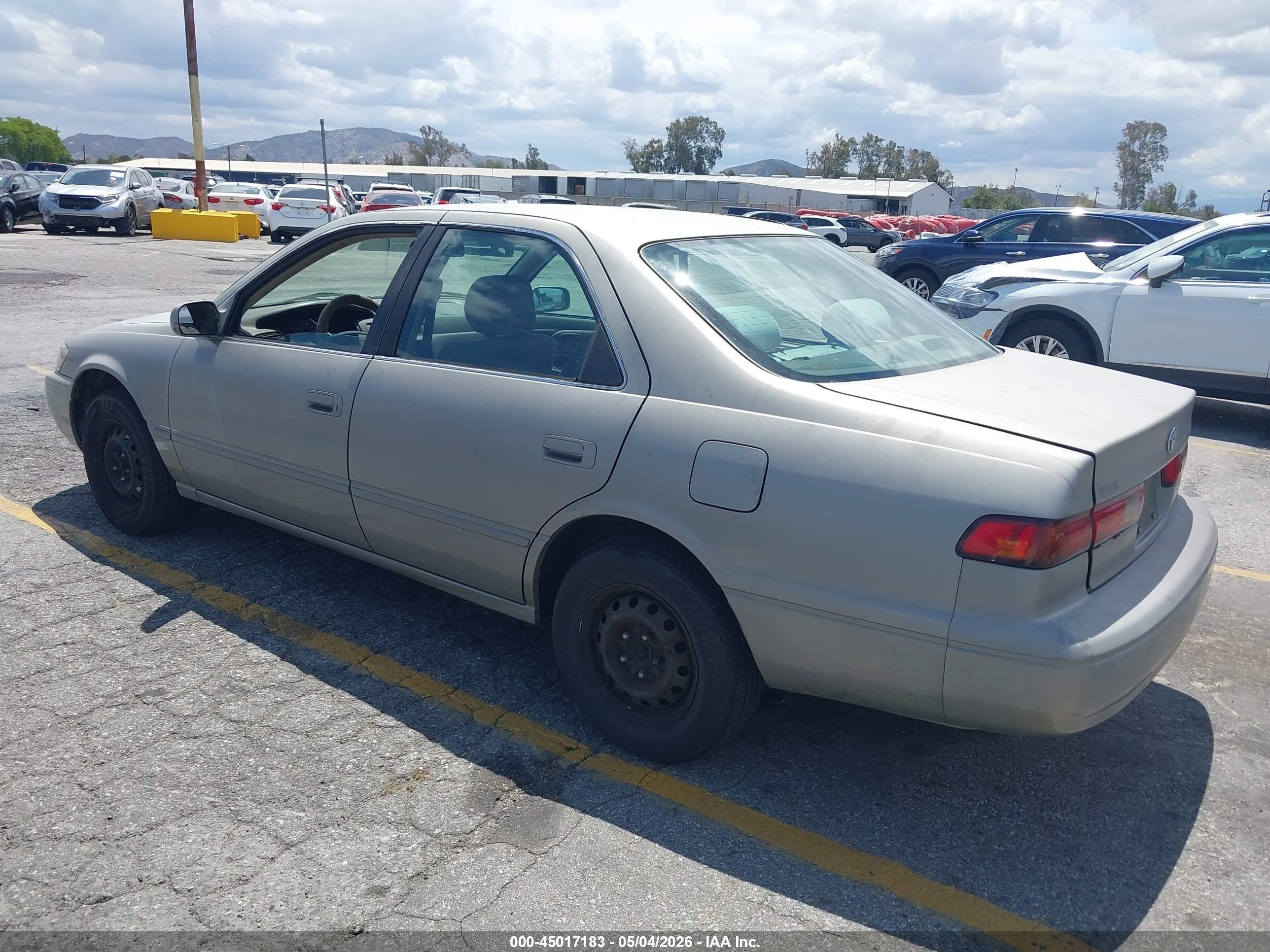 1998 Toyota Camry Le Gray vin: JT2BG22K0W0260883