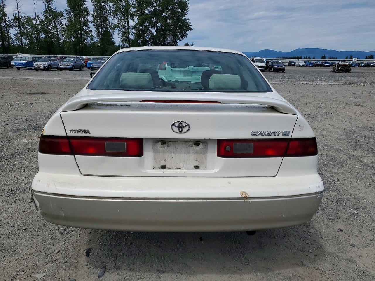 1999 Toyota Camry Le Белый vin: JT2BG22K0X0335812
