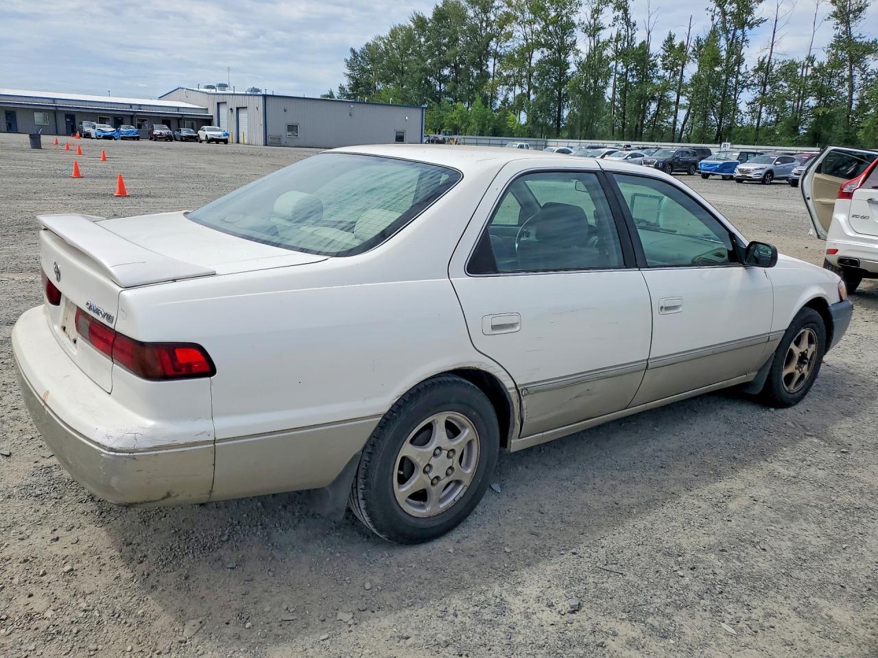 1999 Toyota Camry Le Белый vin: JT2BG22K0X0335812