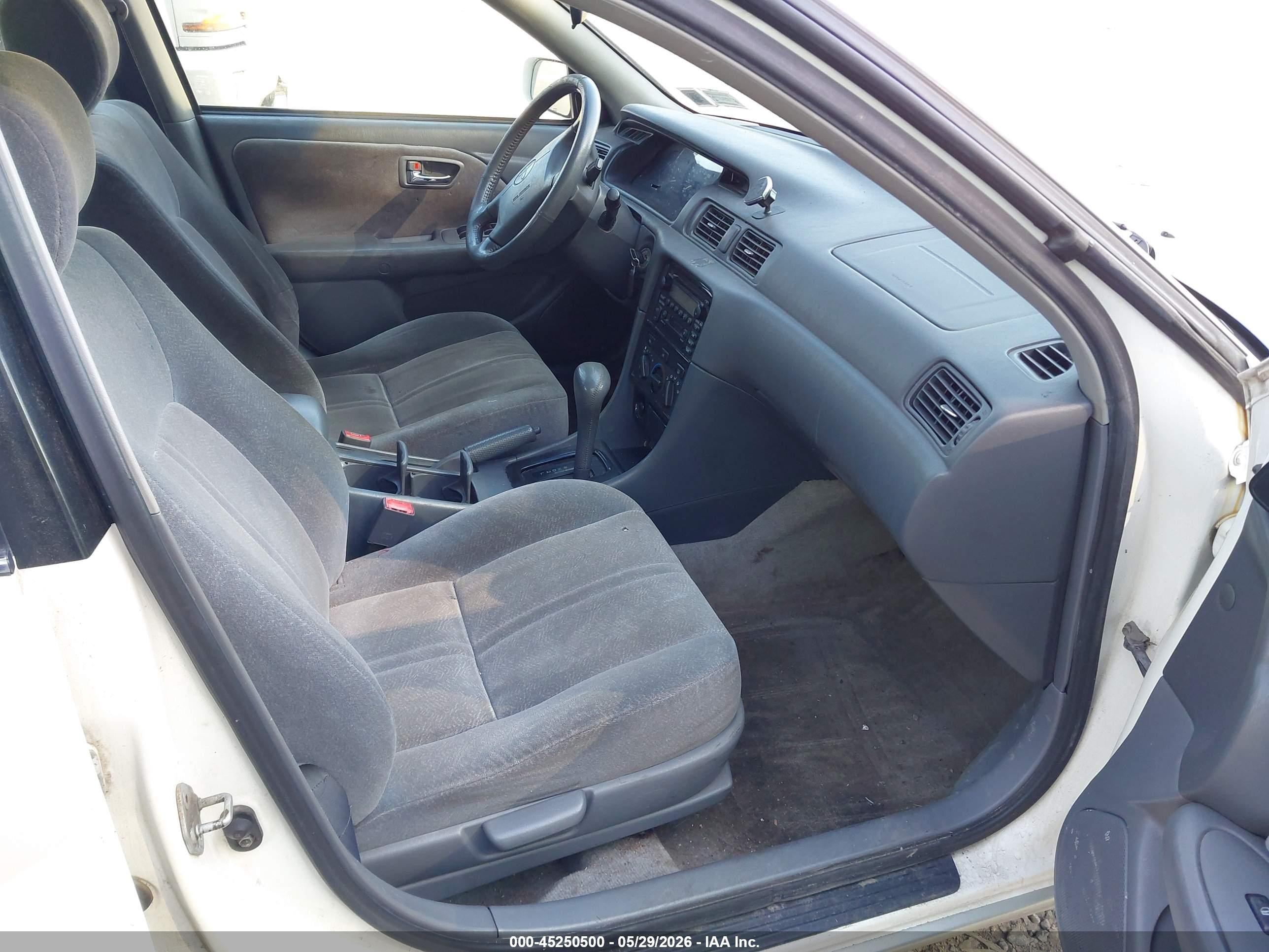 2001 Toyota Camry Le White vin: JT2BG22K110559646