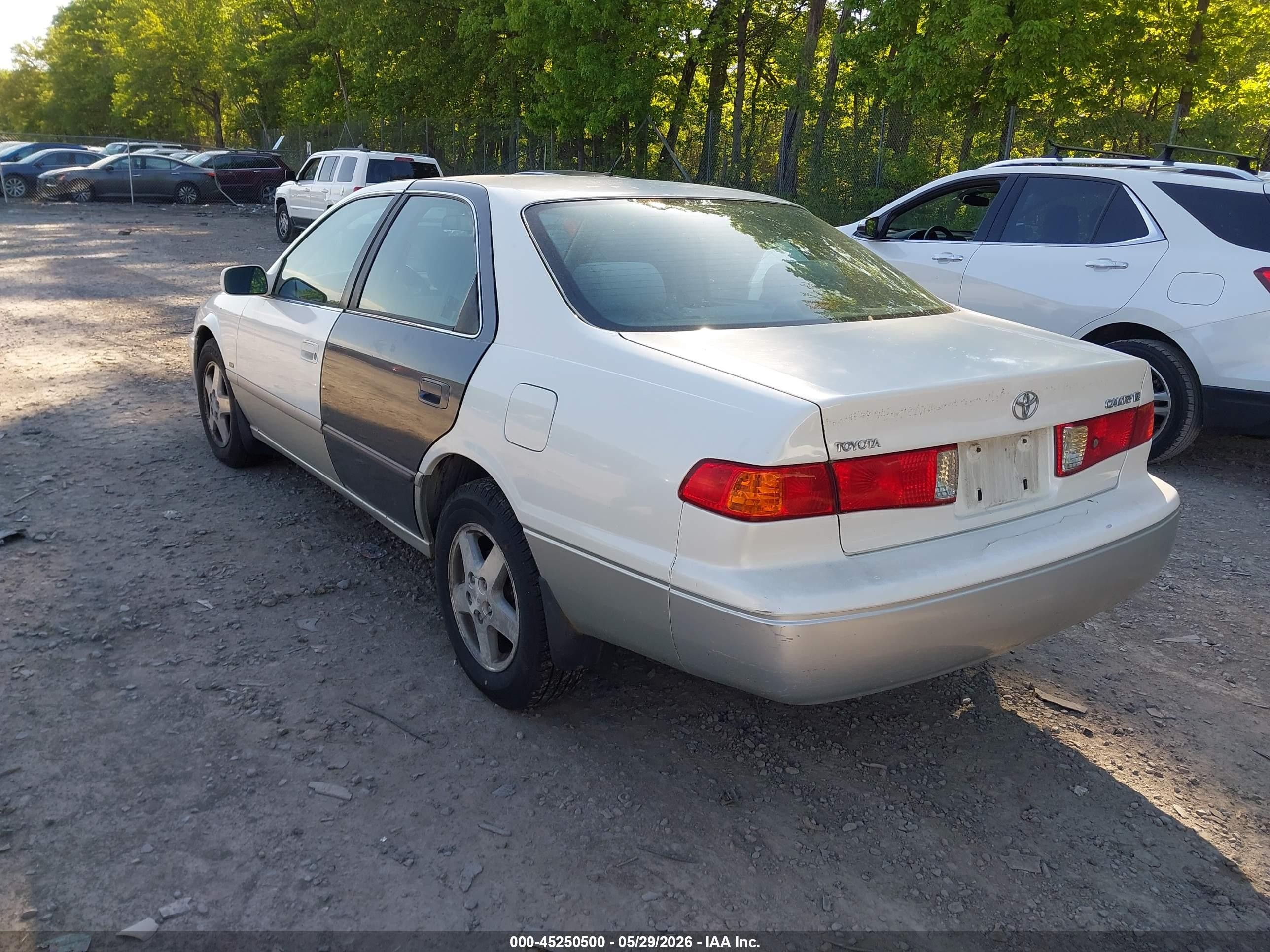2001 Toyota Camry Le White vin: JT2BG22K110559646
