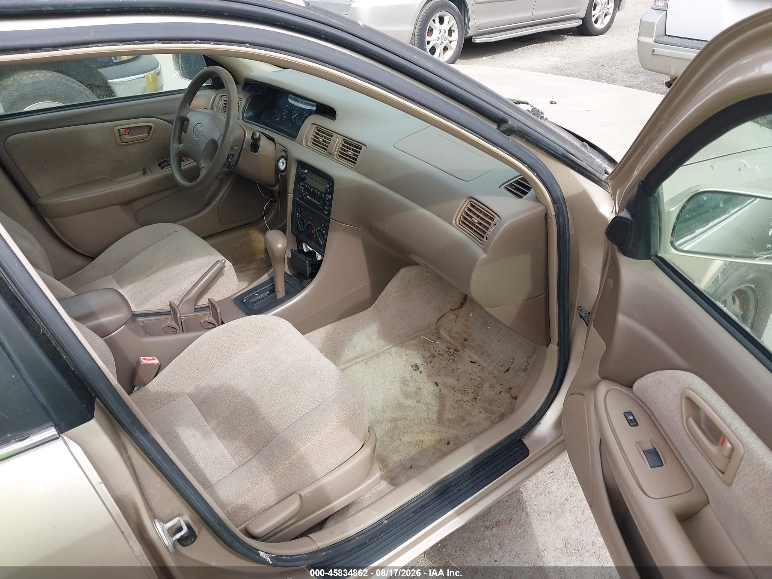 2001 Toyota Camry Le Gold vin: JT2BG22K110604536