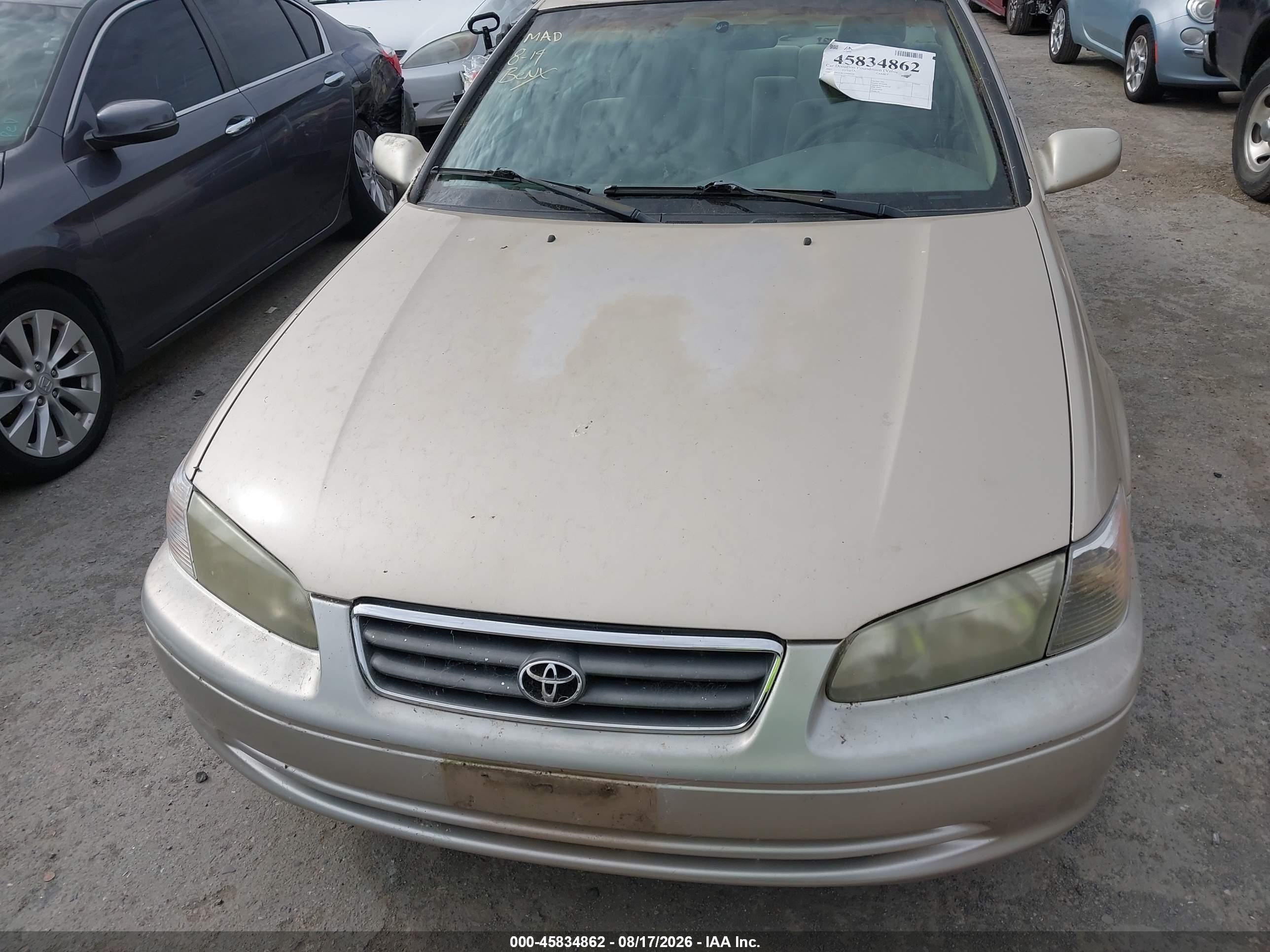 2001 Toyota Camry Le Gold vin: JT2BG22K110604536