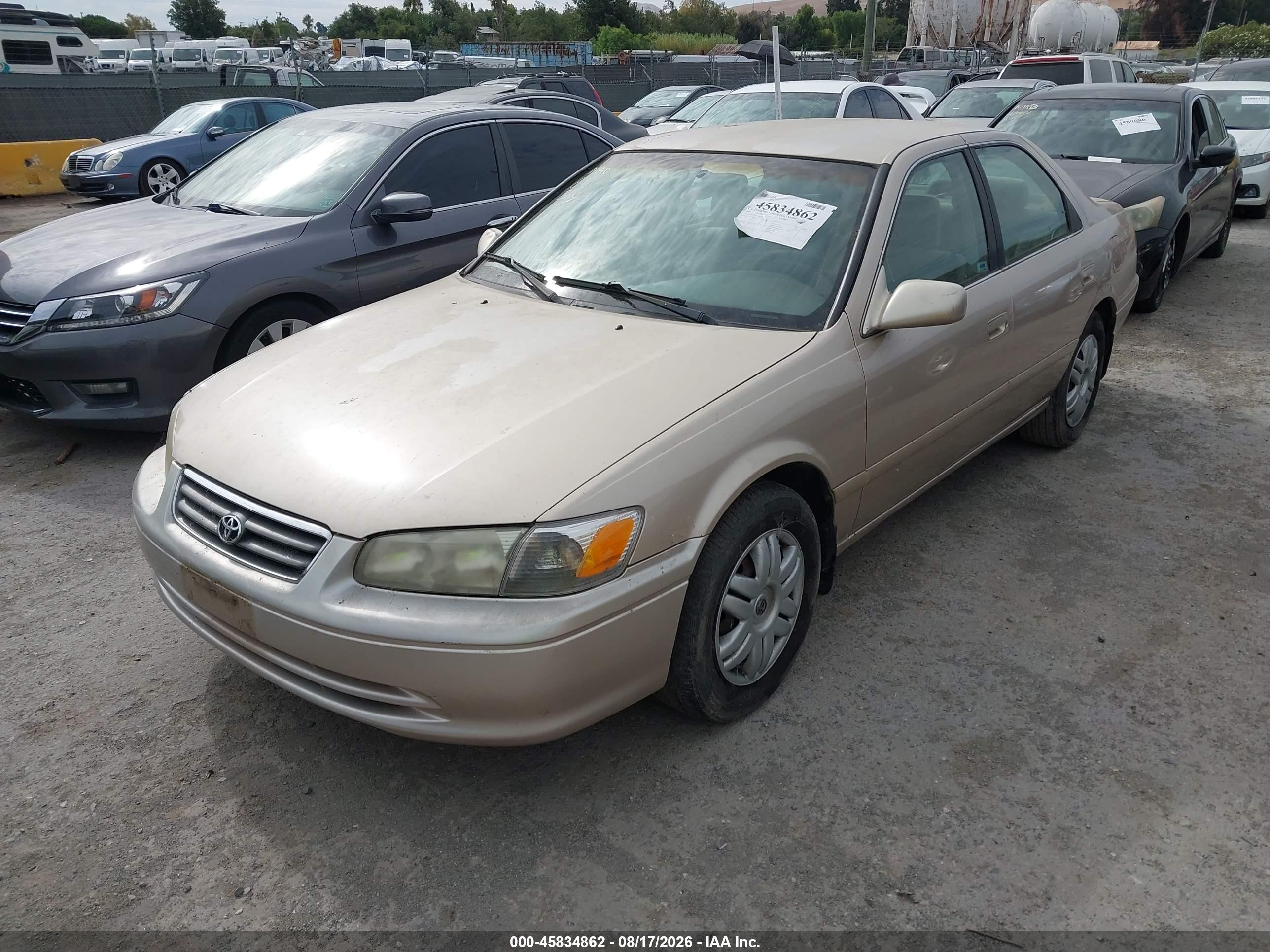 2001 Toyota Camry Le Gold vin: JT2BG22K110604536