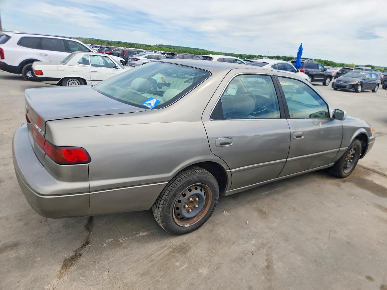 1998 Toyota Camry Le Gray vin: JT2BG22K1W0187135