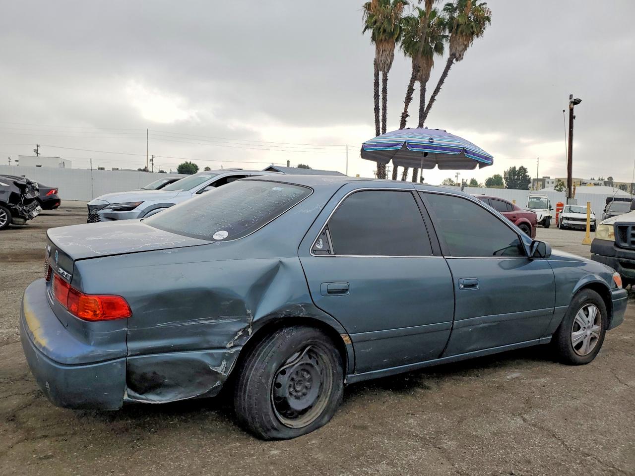 2001 Toyota Camry Le Gray vin: JT2BG22K210532567