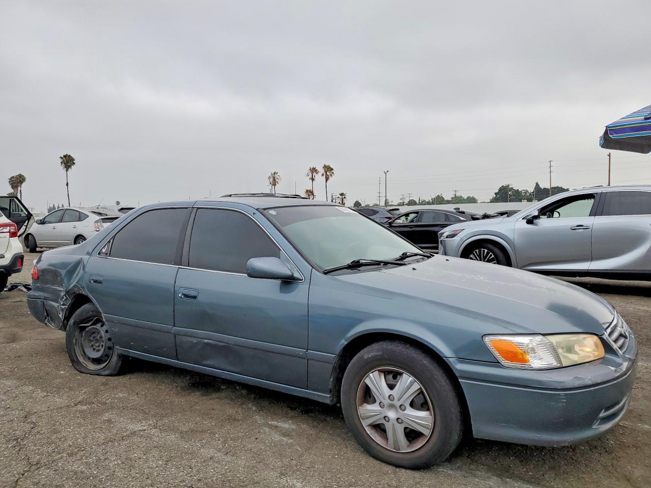 2001 Toyota Camry Le Gray vin: JT2BG22K210532567