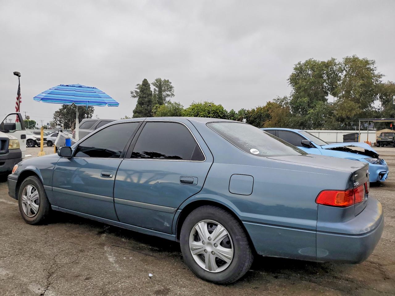 2001 Toyota Camry Le Gray vin: JT2BG22K210532567