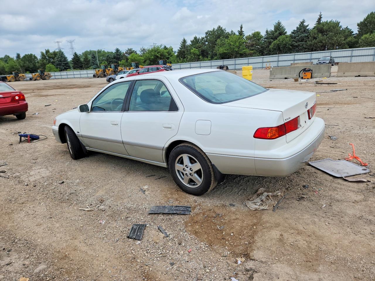 2001 Toyota Camry Le White vin: JT2BG22K210568078